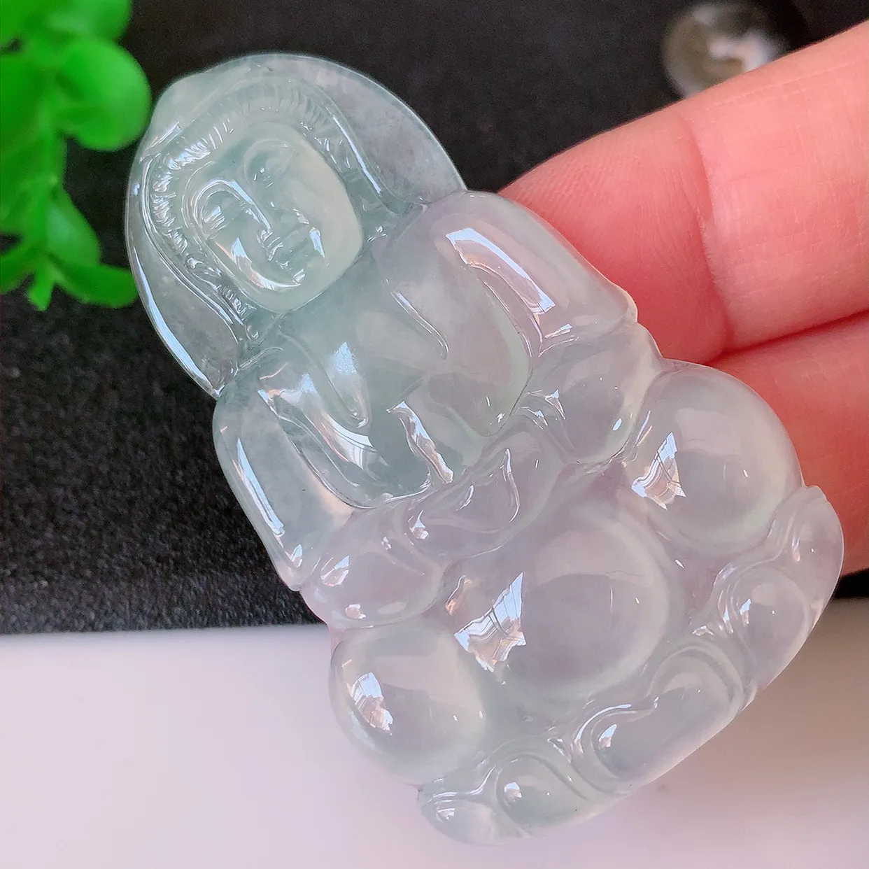 自然光实拍，冰种翡翠正装观音菩萨吊坠，赐福观音，种水上乘，晶莹剔透，起强玻璃光泽。慈祥端庄！#60.