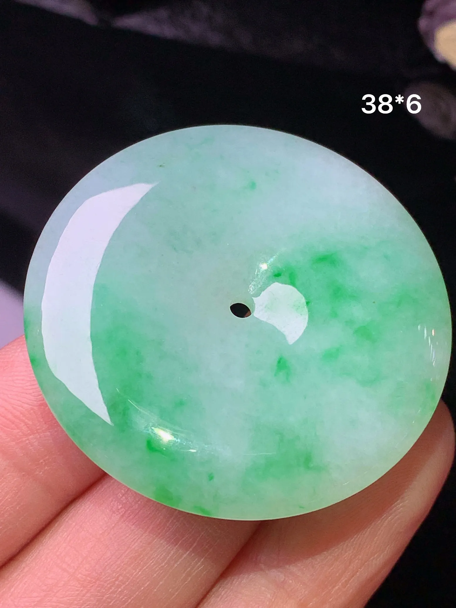 翠绿平安扣吊坠 玉质细腻 色泽清新艳丽 整体尺寸38*6