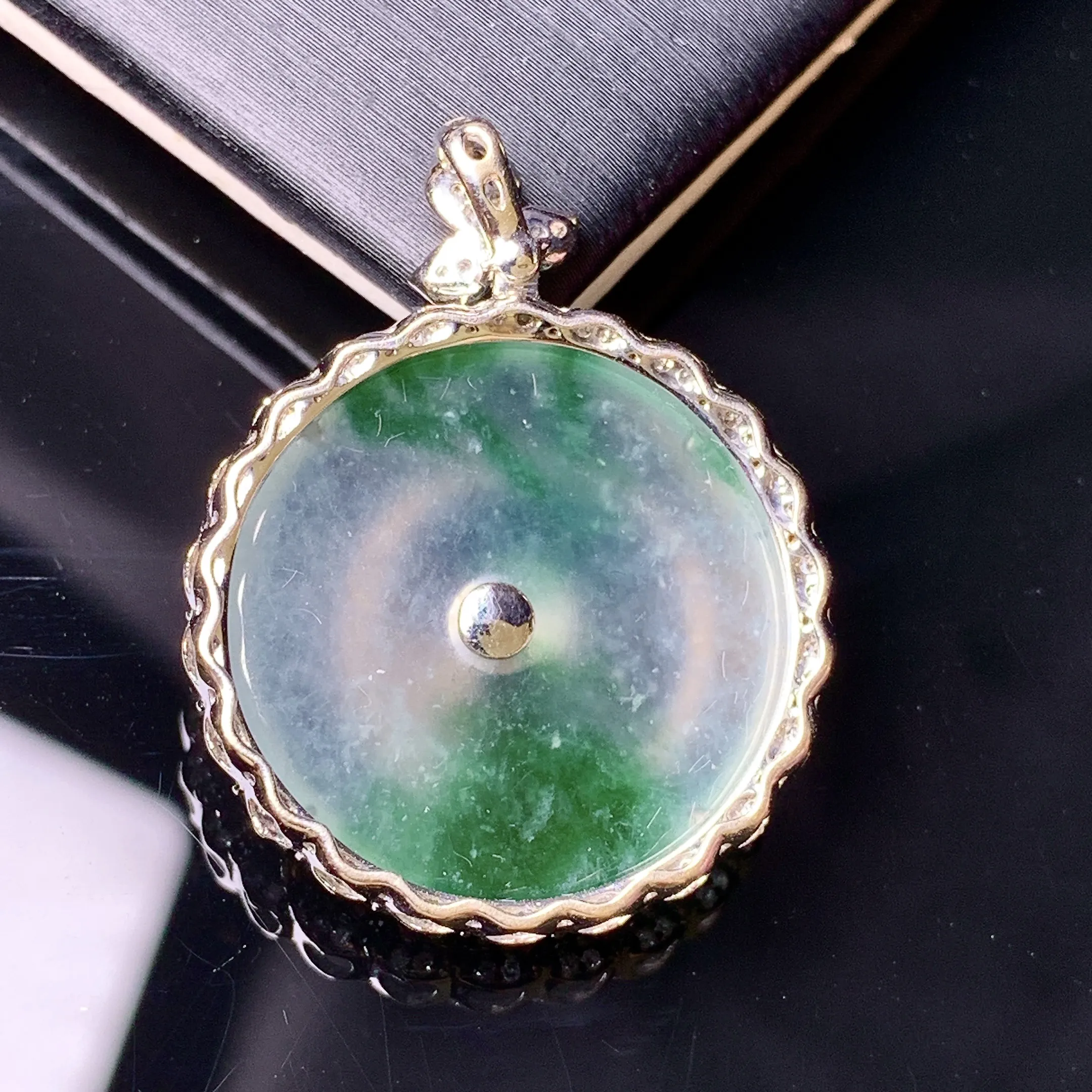 18k金镶嵌冰种飘绿平安扣吊坠 玉质细腻 色泽清新艳丽 整体尺寸30*23.5*6.3