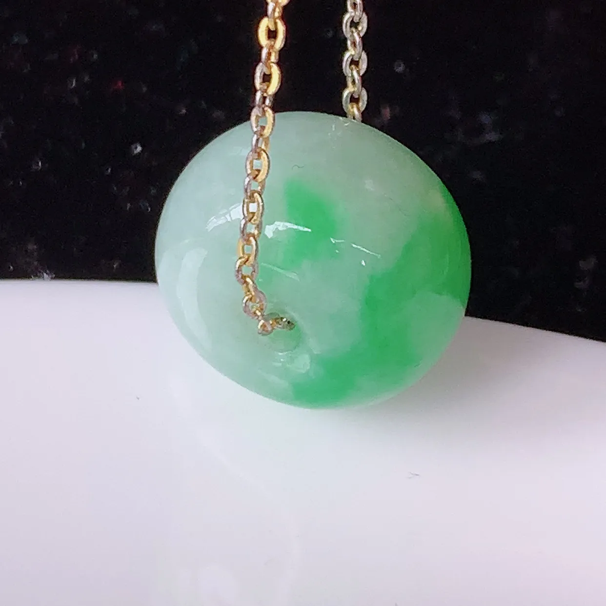 自然光实拍，冰润飘绿翡翠路路通吊坠，寓意时来运转、财源滚滚，款式新颖时尚，日常百搭的款！配图银链#0