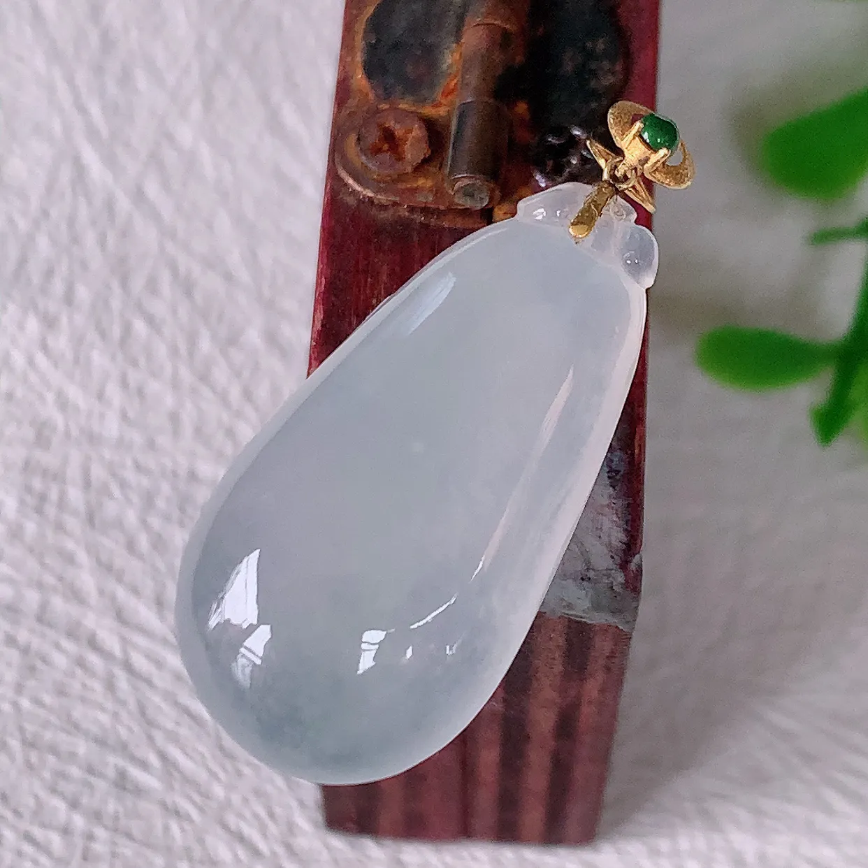 自然光实拍，18K金镶嵌冰种翡翠招财福瓜吊坠，翡翠福瓜招财瓜，冰润且起胶感，佩戴效果优雅迷人！#1.24整体30裸石25.5-13*5.8