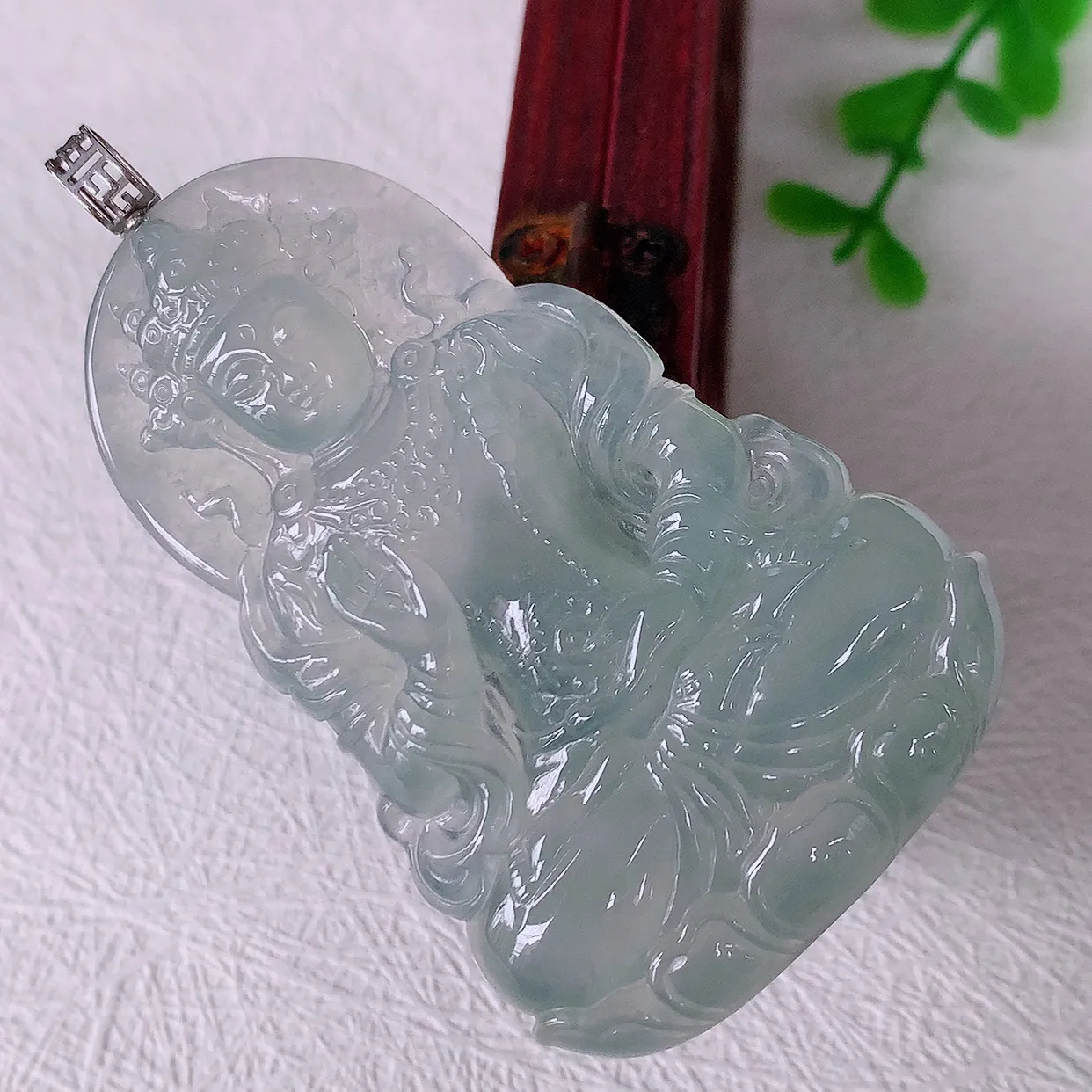 自然光实拍，18K金镶嵌冰整翡翠度母观音菩萨吊坠，赐福翡翠观音，观音面相端庄，品相佳，佩戴气质！#1.24整体 65裸石57.2*36.6*5.5