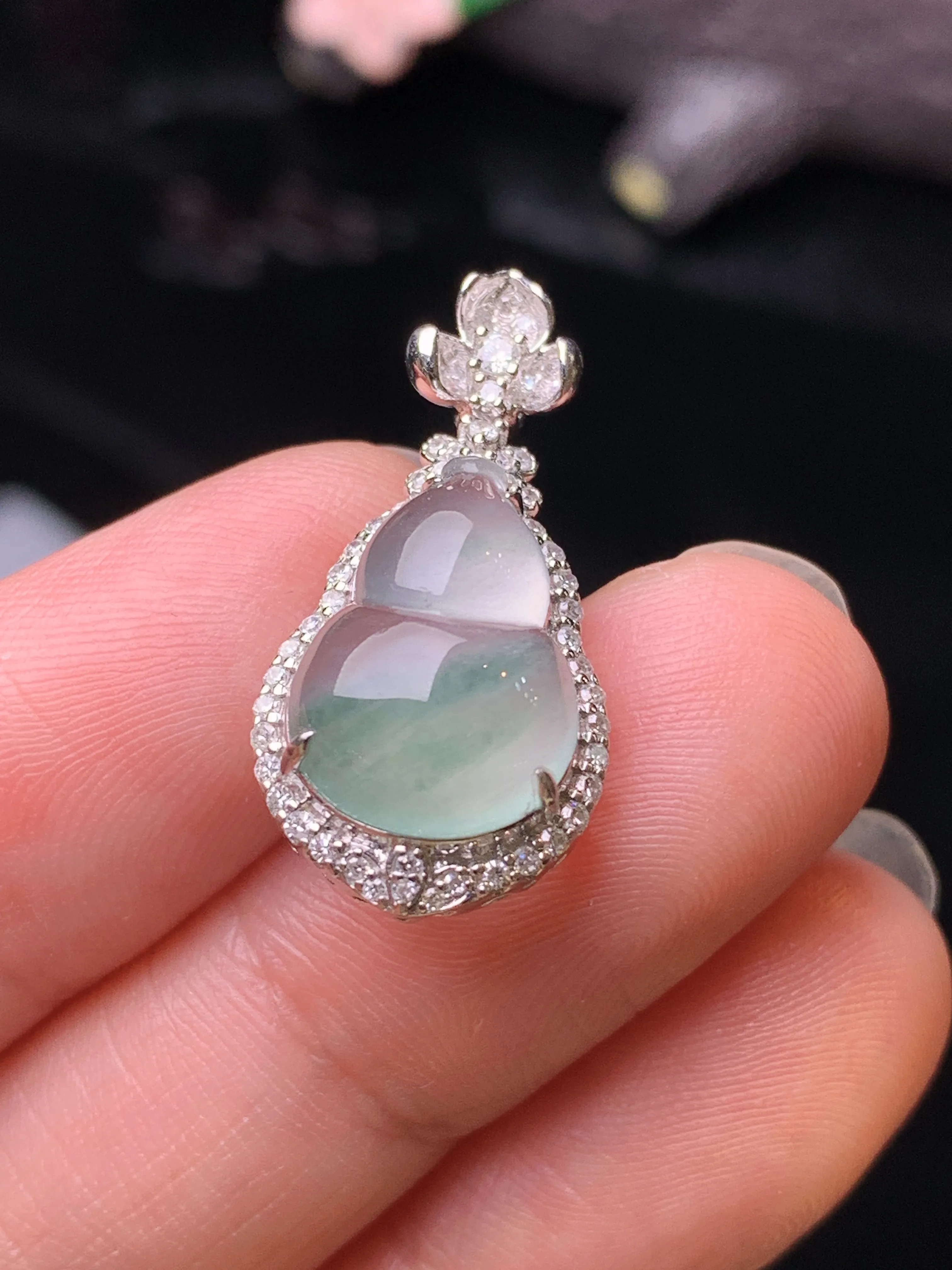 18k金钻镶嵌冰种飘绿葫芦吊坠 玉质细腻 色泽清新艳丽 整体尺寸25*12.2*7.8