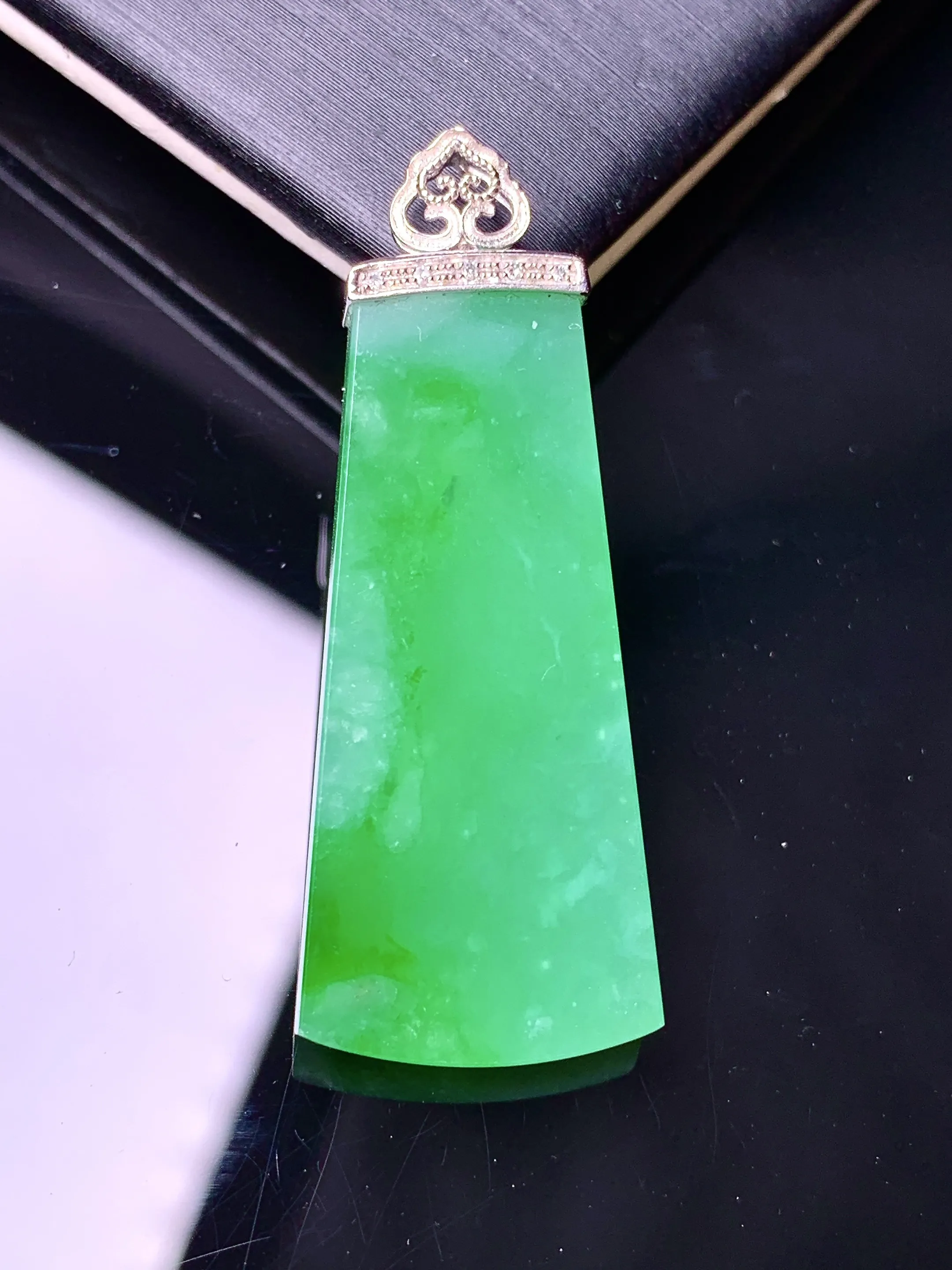 18k金镶嵌翠绿无事牌吊坠 玉质细腻 色泽清新艳丽 整体尺寸39*15*3.8