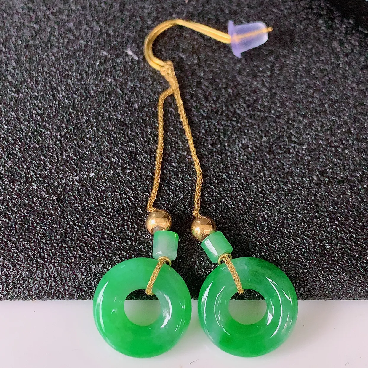 18k金镶嵌冰飘绿翡翠平安扣耳坠，沁人心脾，耳坠佩戴效果大气出众，尽显气质。种水好，胶感足，颜相当漂亮，高性价比，值得入手品鉴！#41.24整体44.5裸石尺寸10.8*2.6