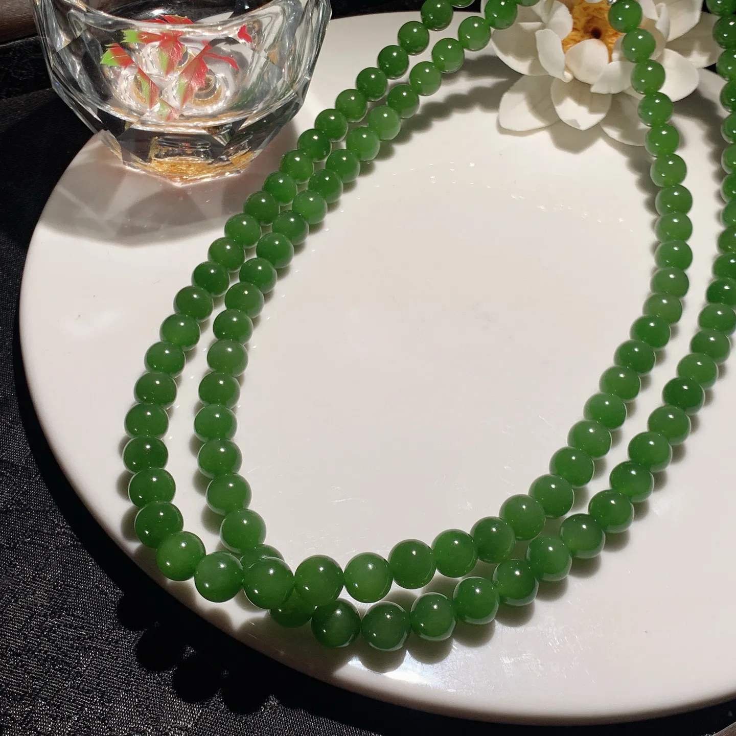 和田玉阳绿俄罗斯碧玉108佛珠项链。单颗尺寸8！玉质细腻油润。手推出油。佩戴高端典雅。lt251225