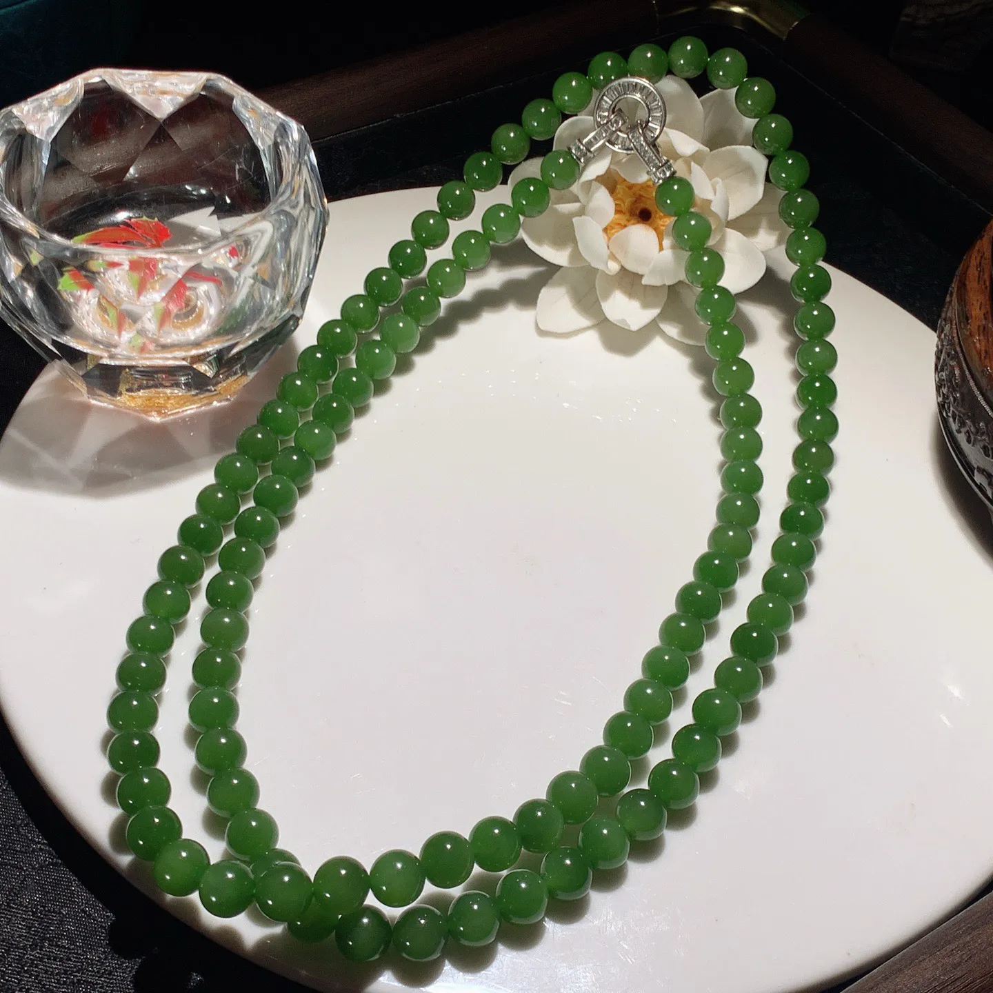 和田玉阳绿俄罗斯碧玉108佛珠项链。单颗尺寸8！玉质细腻油润。手推出油。佩戴高端典雅。lt251225