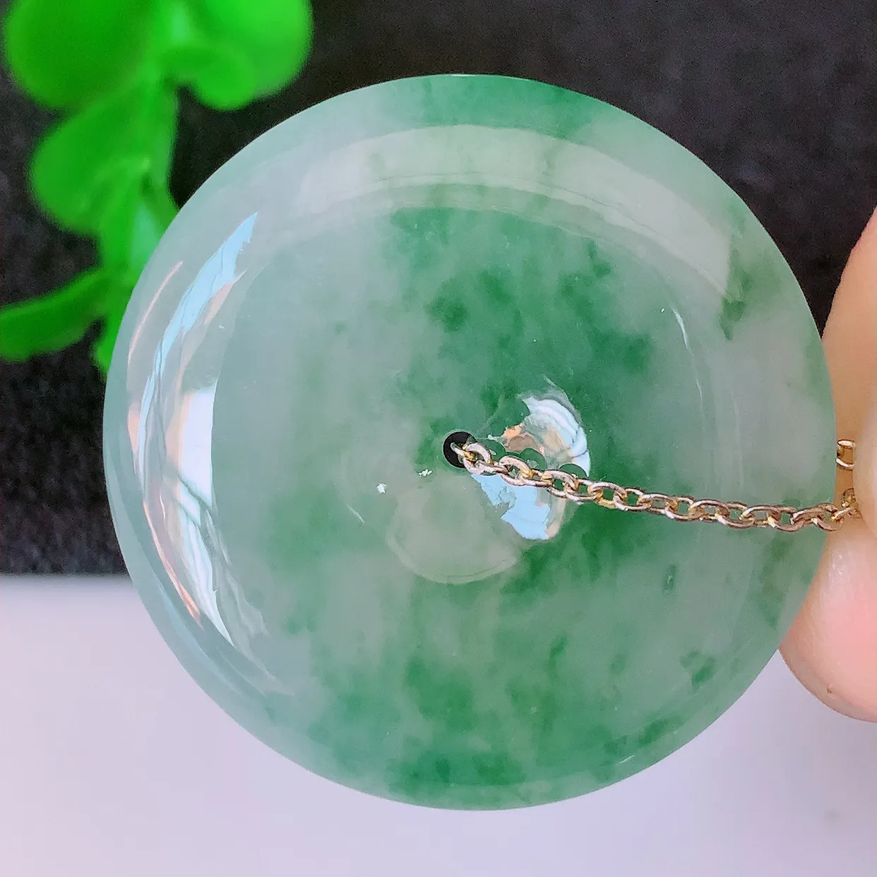 自然光实拍，冰种飘花翡翠平安扣吊坠，冰透，灵动飘逸，寓意平平安安，平安扣佩戴端庄漂亮！#60.26