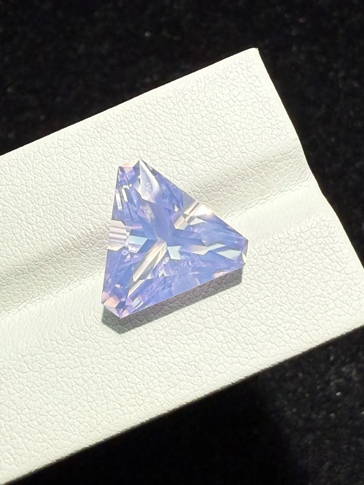【高端珠宝】天然极美浪漫薰衣草紫晶裸石
重量: 6.945ct  规格: 13.4*13.2*8.5毫米
精湛切工，满身火彩
台面大，实物更美，可以代镶嵌设计。