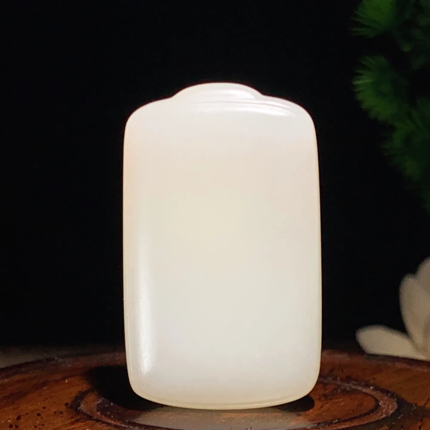 新疆和田玉羊脂白且末糖平安无事牌挂件。尺寸46/30/13重 40.8克 玉质细腻油润。手推出油。佩戴高端典雅。lt251223