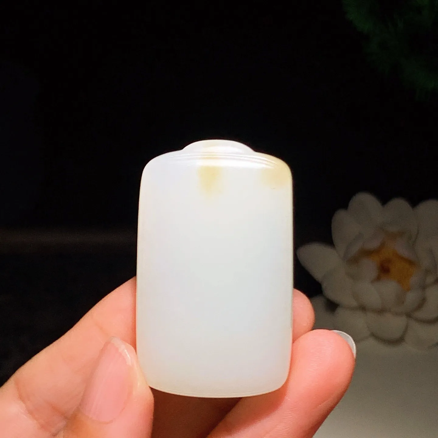 新疆和田玉羊脂白且末糖平安无事牌挂件。尺寸46/30/13重 40.8克 玉质细腻油润。手推出油。佩戴高端典雅。lt251223