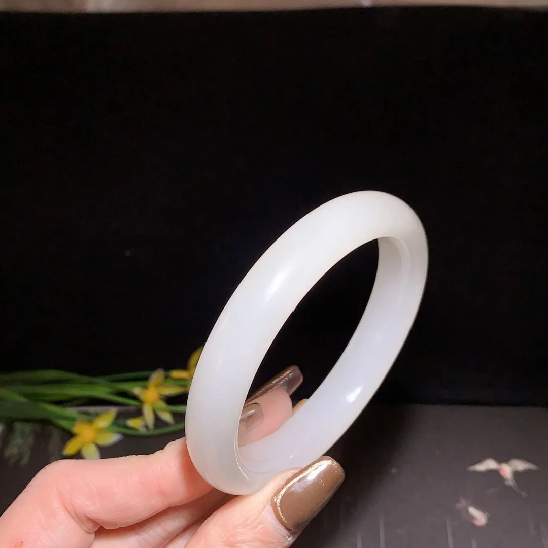 和田玉59圈口羊脂白手镯！玉质细腻油润 底色纯净 无裂无杂 脂粉好，品质高