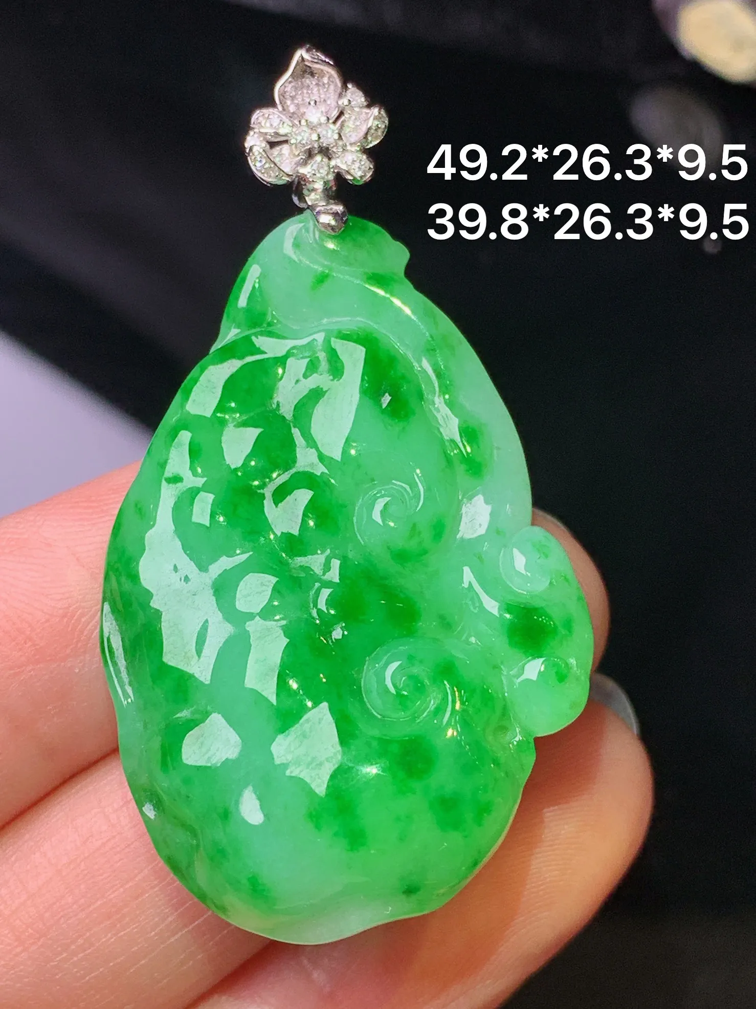 18k金钻镶嵌翠绿如意吊坠 玉质细腻 色泽清新艳丽 整体尺寸49.2*26.3*9.5