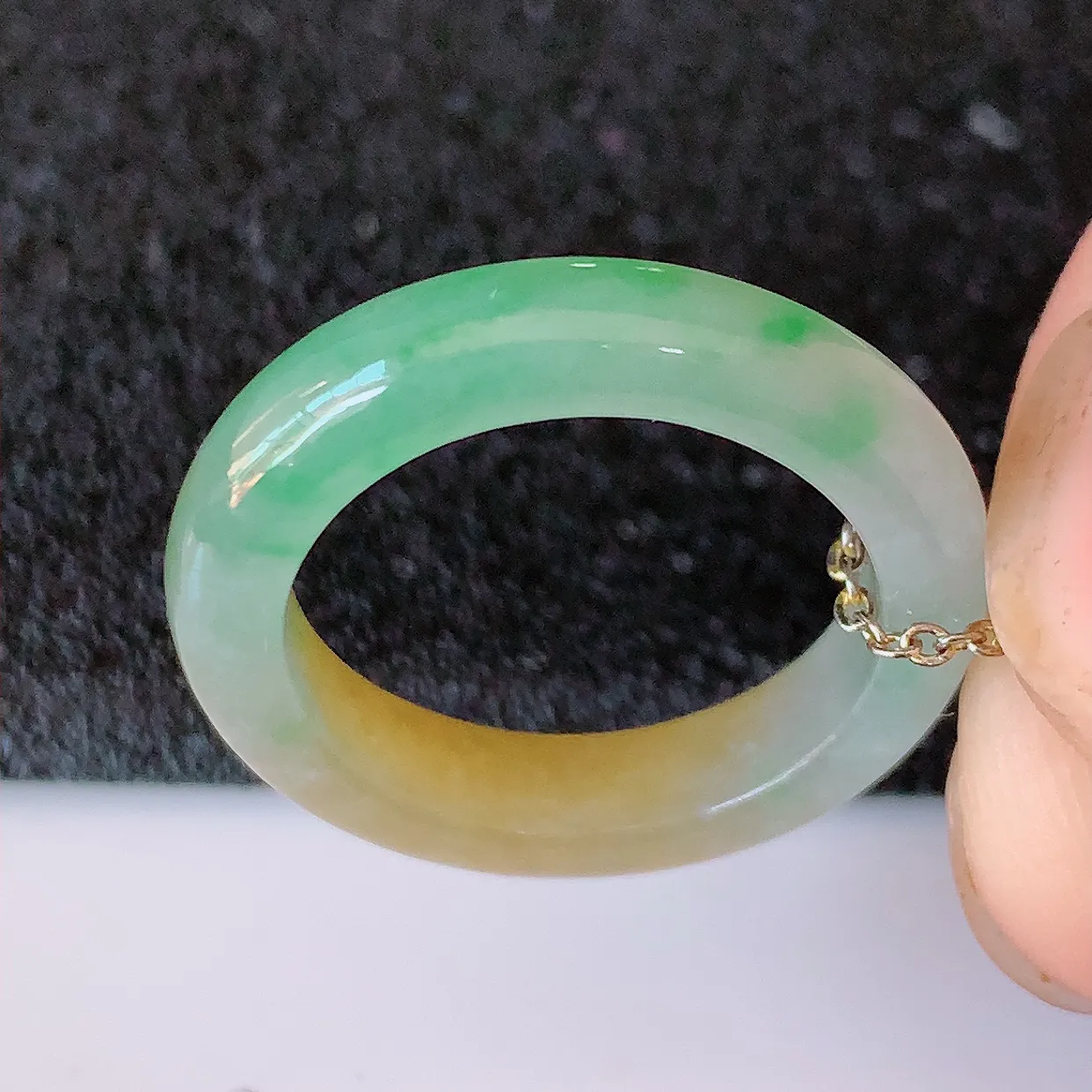 自然光实拍，特色冰黄加绿翡翠指环，17.3mm内径翡翠指环，玉戒指，玉质莹润，好精美好冰润的指环，15圈口，上手纤巧！#1.26尺寸17.3*4.3*3.5