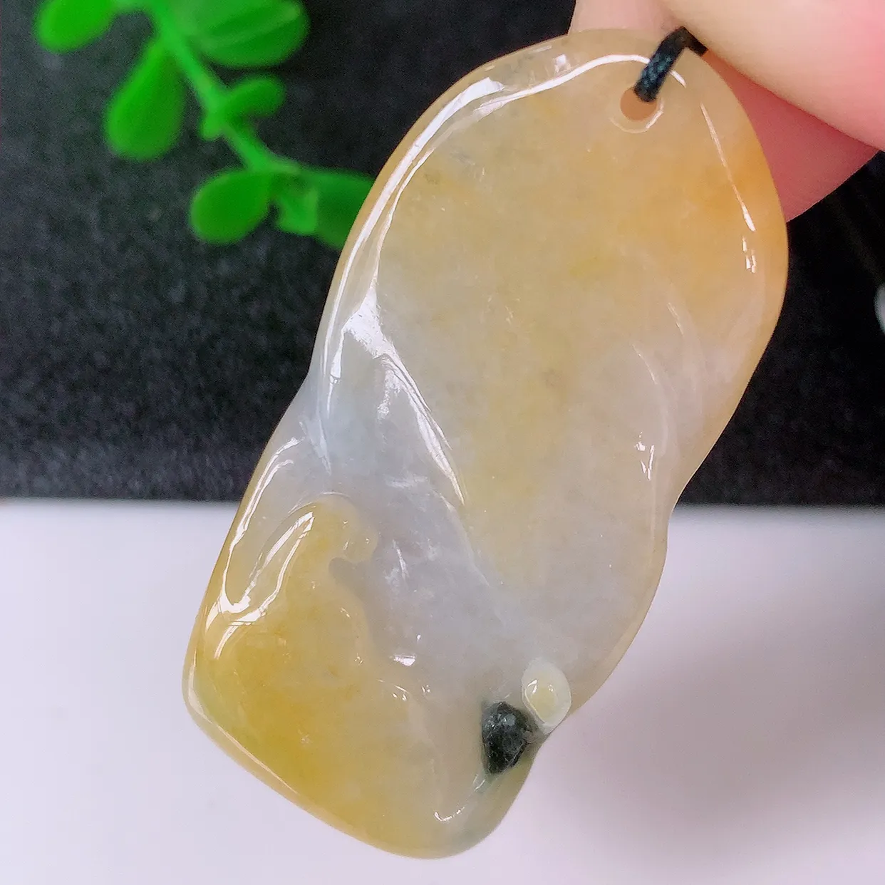自然光实拍，特色冰润黄翡悟道吊坠，翡翠悟道寓意“祥和，安宁，吉祥，幸福”，佩戴效果优雅迷人，性价比超