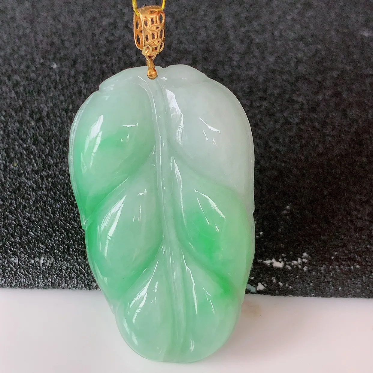 18K金镶嵌飘绿翡翠叶子吊坠 ，种水足，色泽清新，工艺精湛，叶子寓意美好；金枝玉叶，事业有成。#35