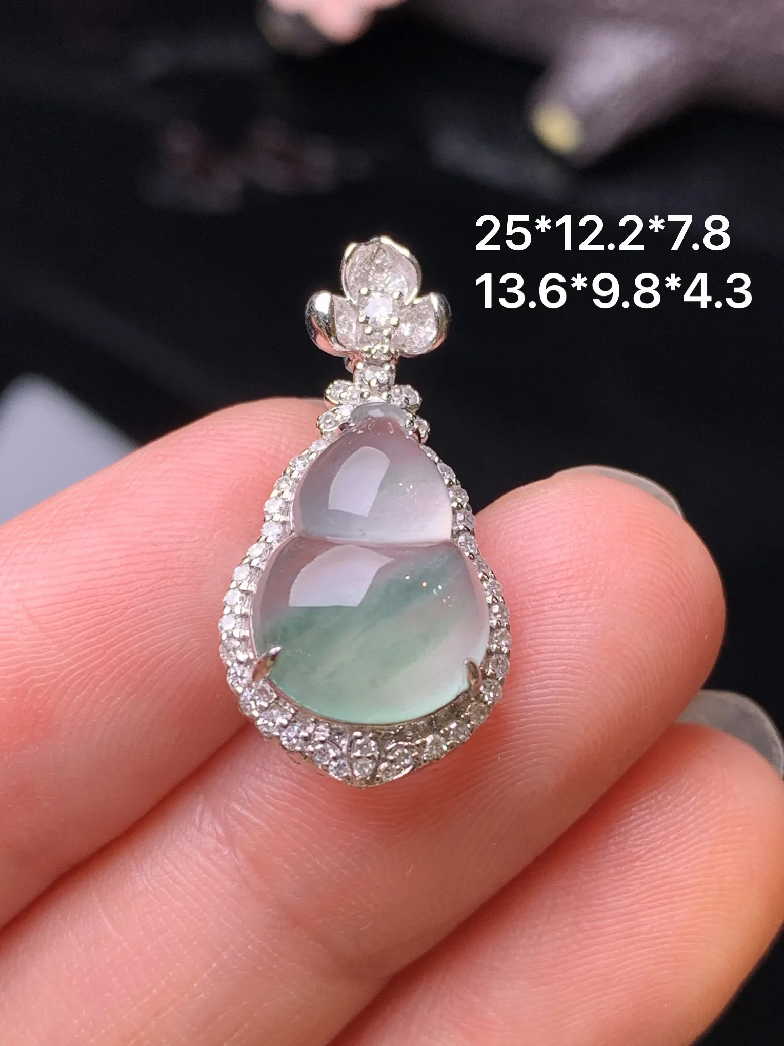 18k金钻镶嵌冰种飘绿葫芦吊坠 玉质细腻 色泽清新艳丽 整体尺寸25*12.2*7.8