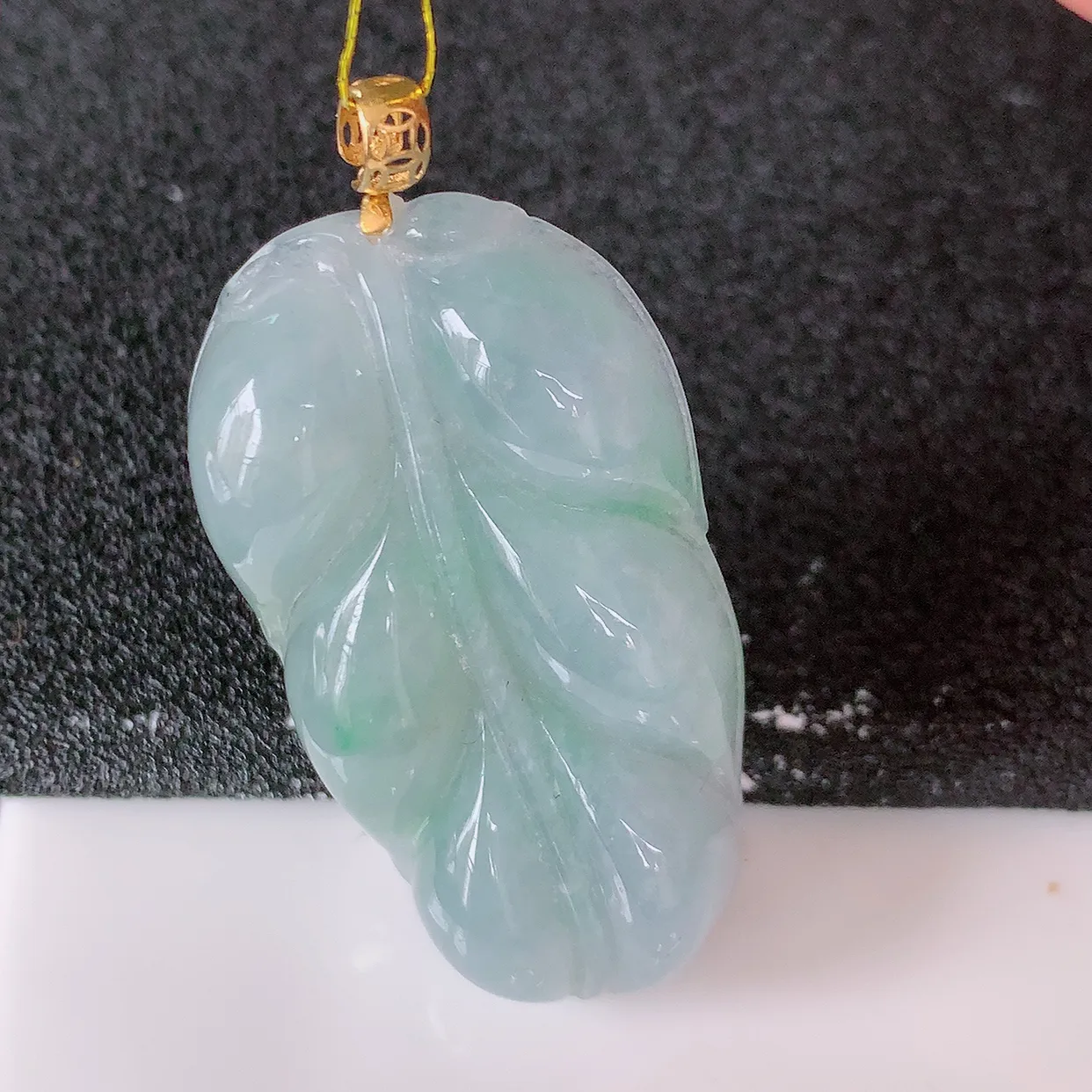 18K金镶嵌冰春带彩翡翠叶子吊坠 ，种水足，色泽清新，工艺精湛，叶子寓意美好；金枝玉叶，事业有成。#35.24