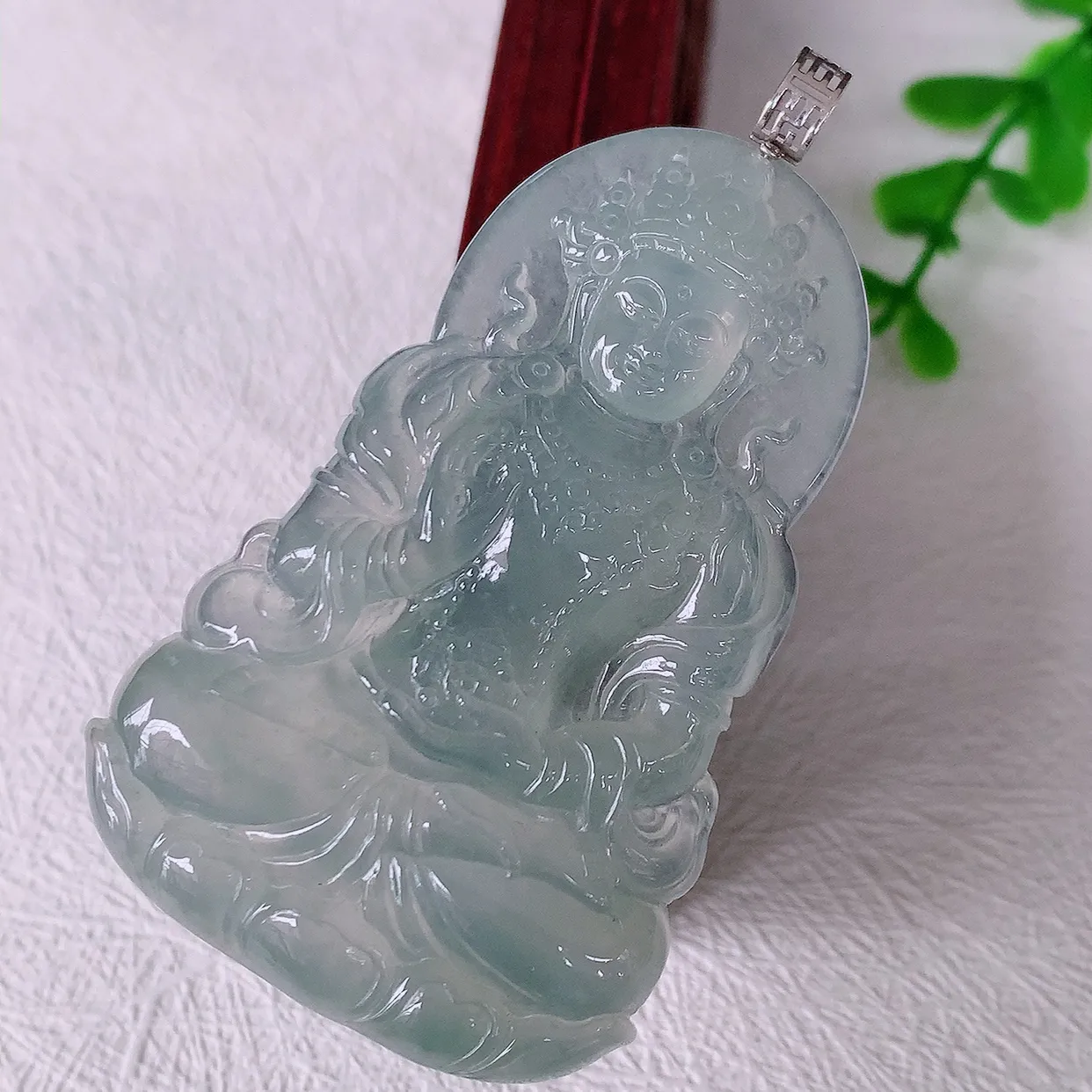 自然光实拍，18K金镶嵌冰整翡翠度母观音菩萨吊坠，赐福翡翠观音，观音面相端庄，品相佳，佩戴气质！#1.24整体 65裸石57.2*36.6*5.5
