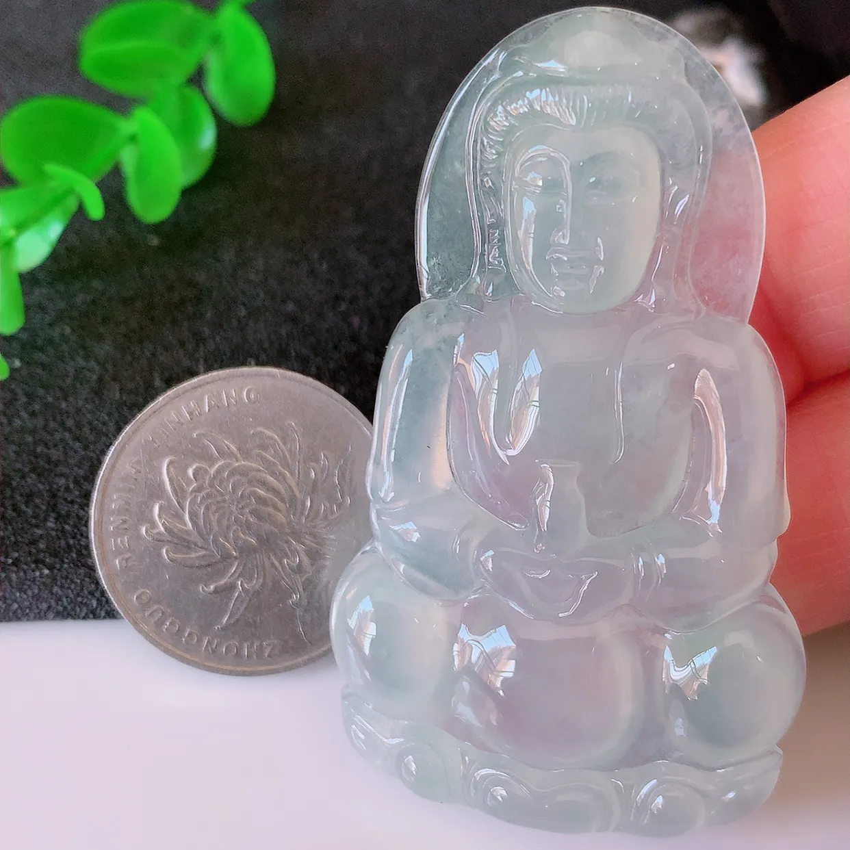 自然光实拍，冰种翡翠正装观音菩萨吊坠，赐福观音，种水上乘，晶莹剔透，起强玻璃光泽。慈祥端庄！#60.26