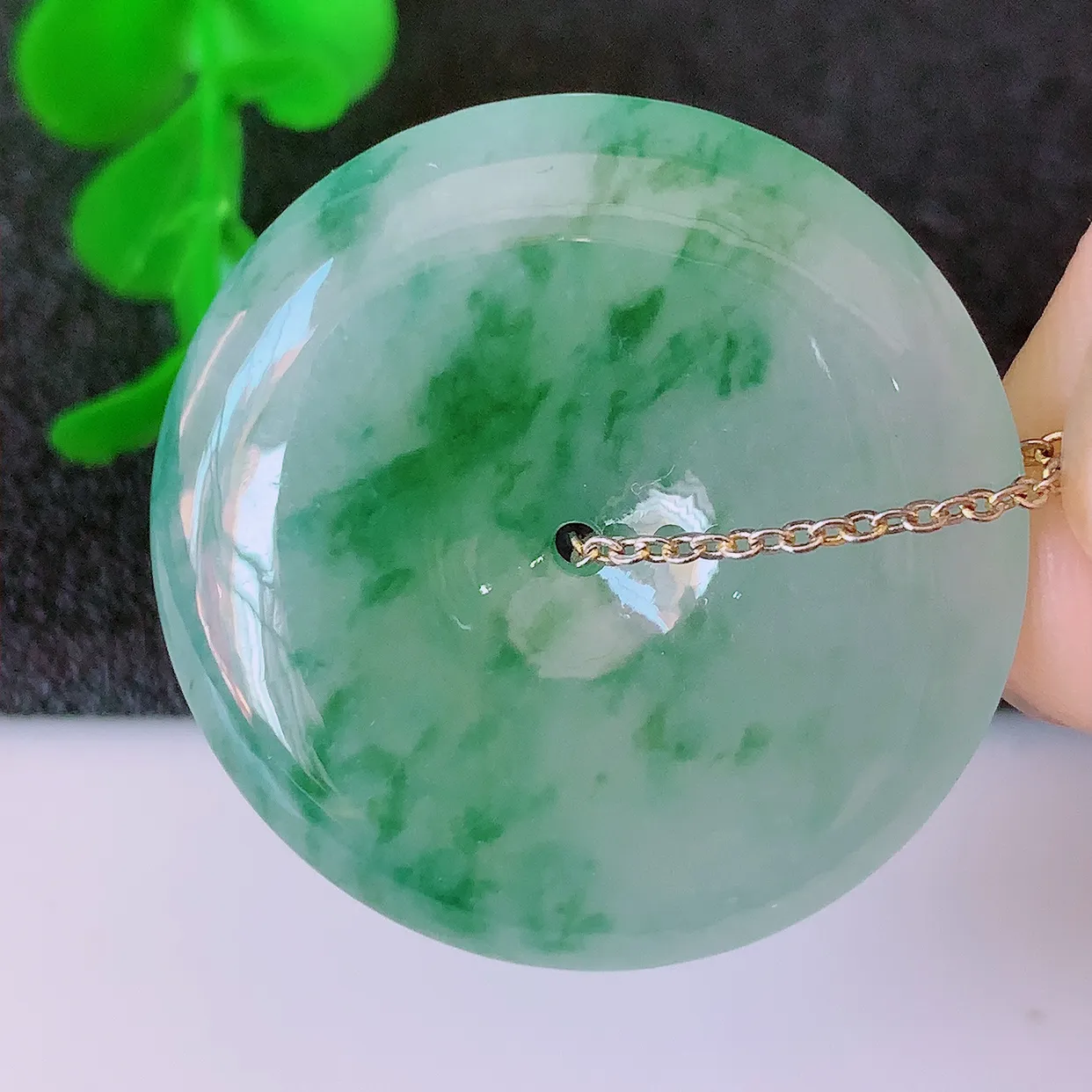 自然光实拍，冰种飘花翡翠平安扣吊坠，冰透，灵动飘逸，寓意平平安安，平安扣佩戴端庄漂亮！#60.26