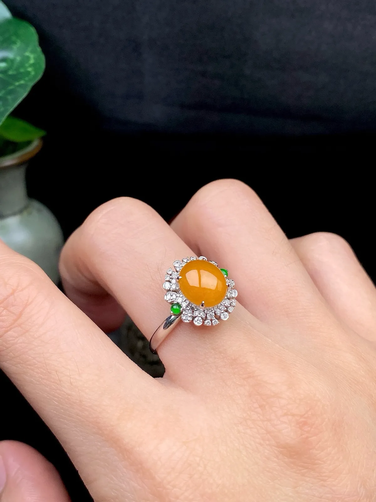 【冰种黄蛋戒指】种水上乘，晶莹剔透，纯净通透，18k金钻精美镶嵌，裸石尺寸11*10.8*4.8毫米，圈口可改