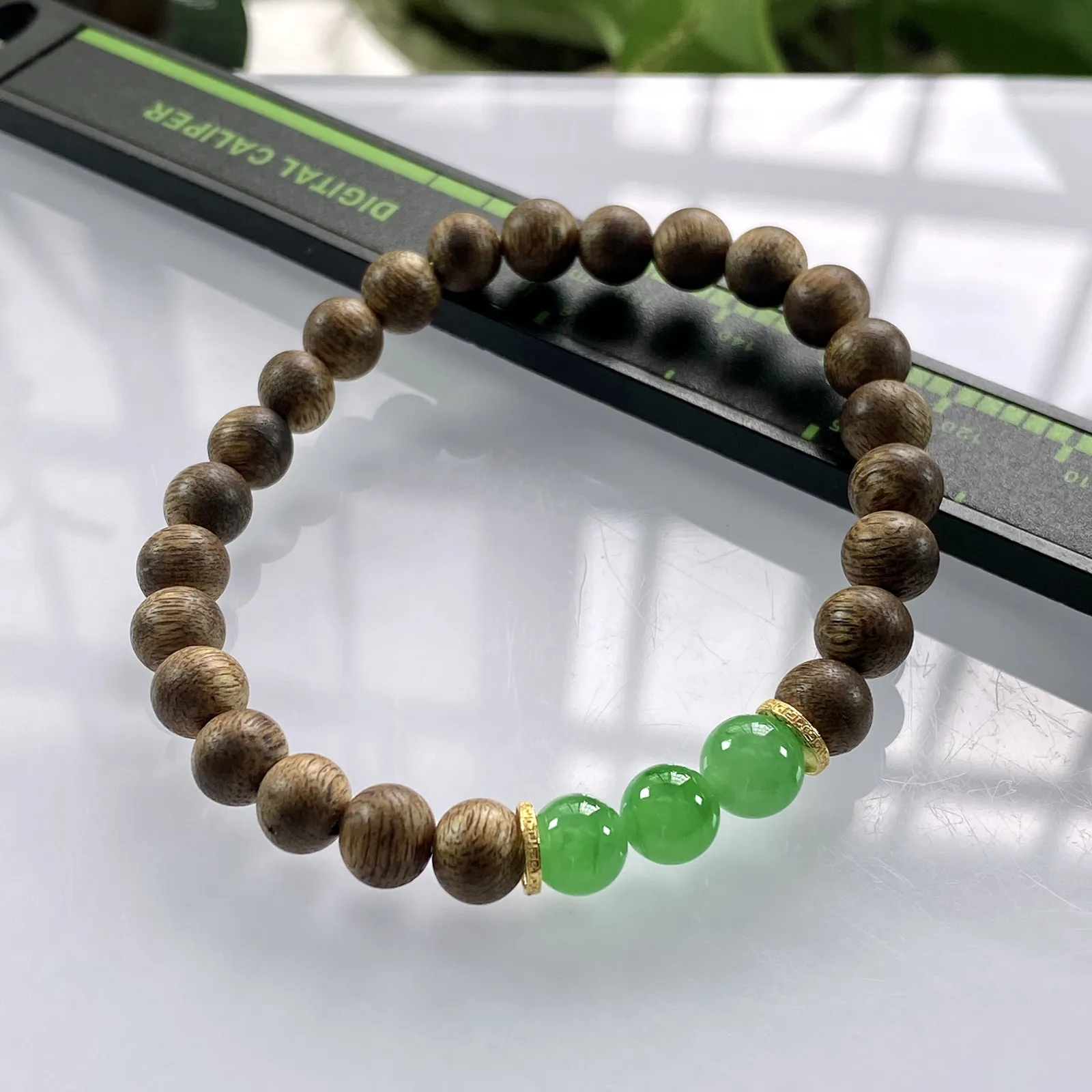 收藏级别，缅甸天然翡翠A货，卡7冰绿圆珠手串手链，尺寸：7mm/3颗，重量：3.75g，隔片为18k金，配饰为沉香木。