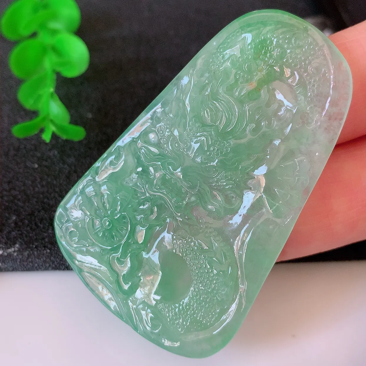 自然光实拍，冰种满绿翡翠龙腾盛世、龙牌吊坠，种水好，雕工立体精致，佩戴霸气时尚！#60.26