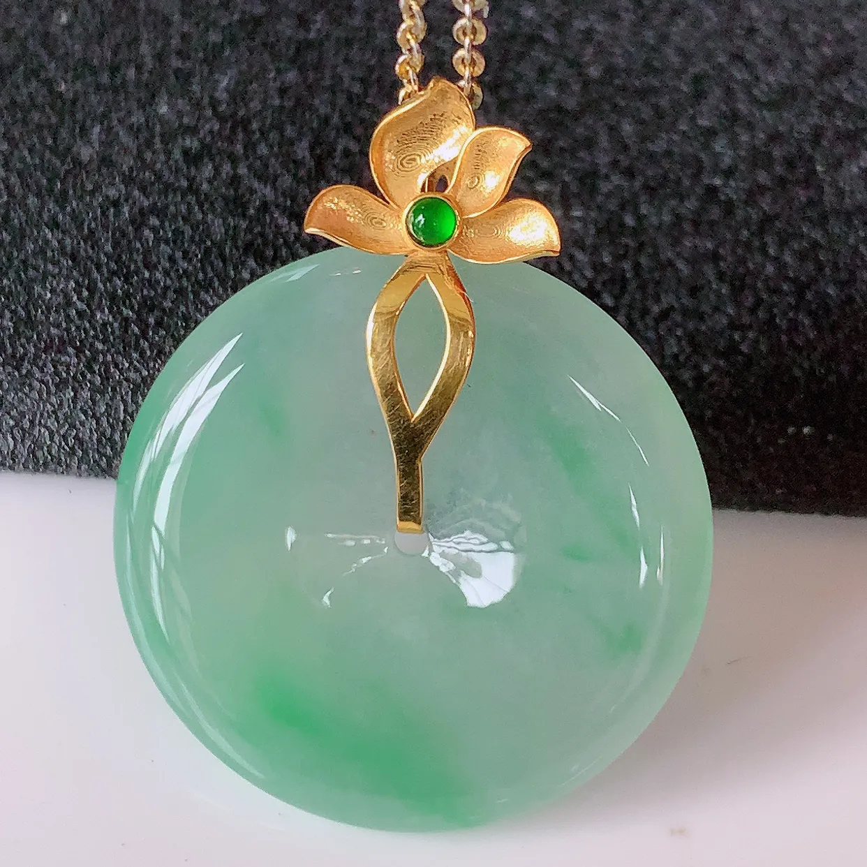 自然光实拍，18K金镶嵌冰种飘绿翡翠平安扣吊坠，玉扣，冰润光泽，寓意平平安安，平安扣佩戴时尚漂亮！#41.24整体31-24.6-4.6裸石24.6*24.6
