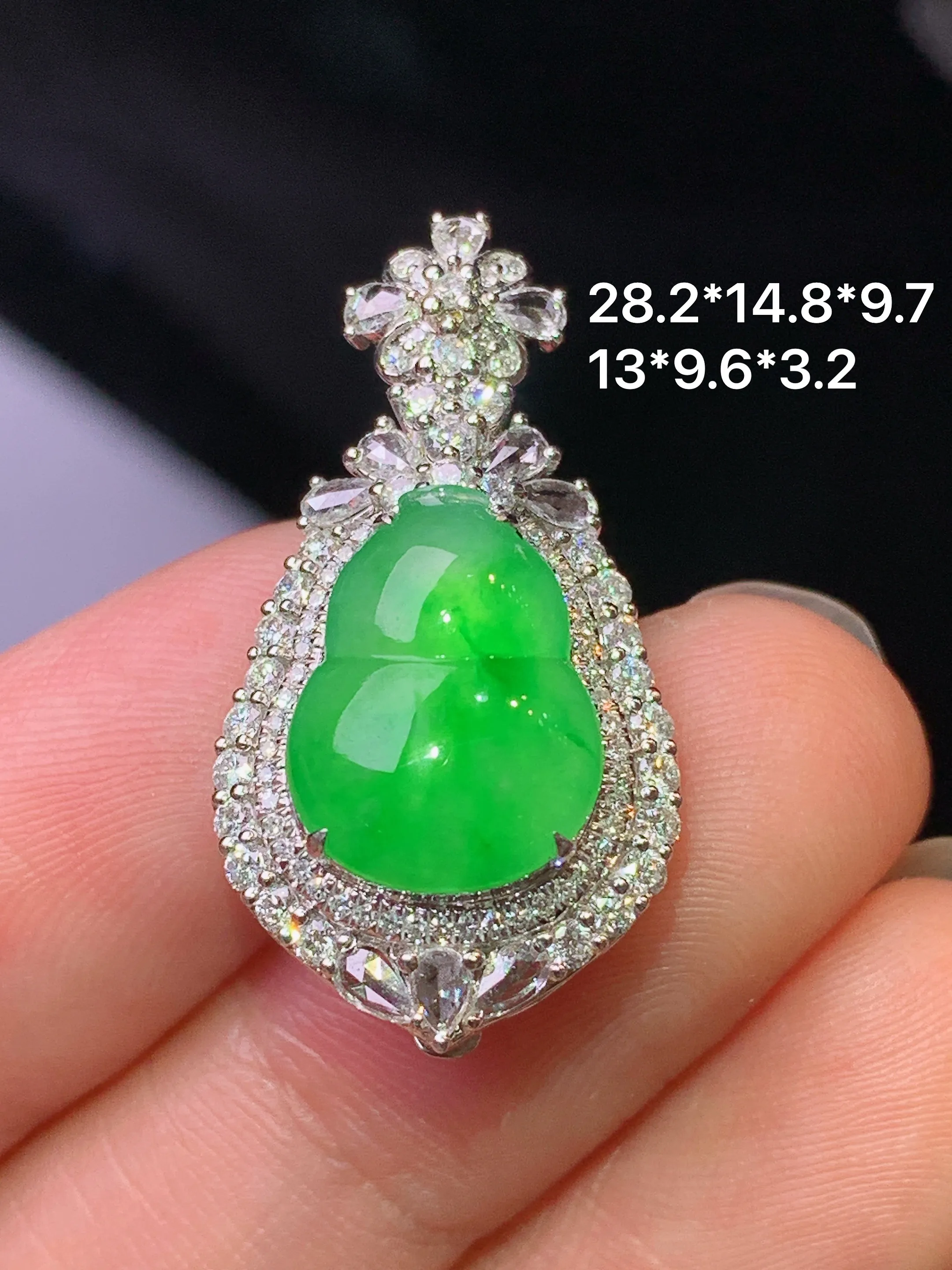 18k金钻镶嵌满绿葫芦吊坠 玉质细腻 色泽清新艳丽 整体尺寸28.2*14.8*9.7