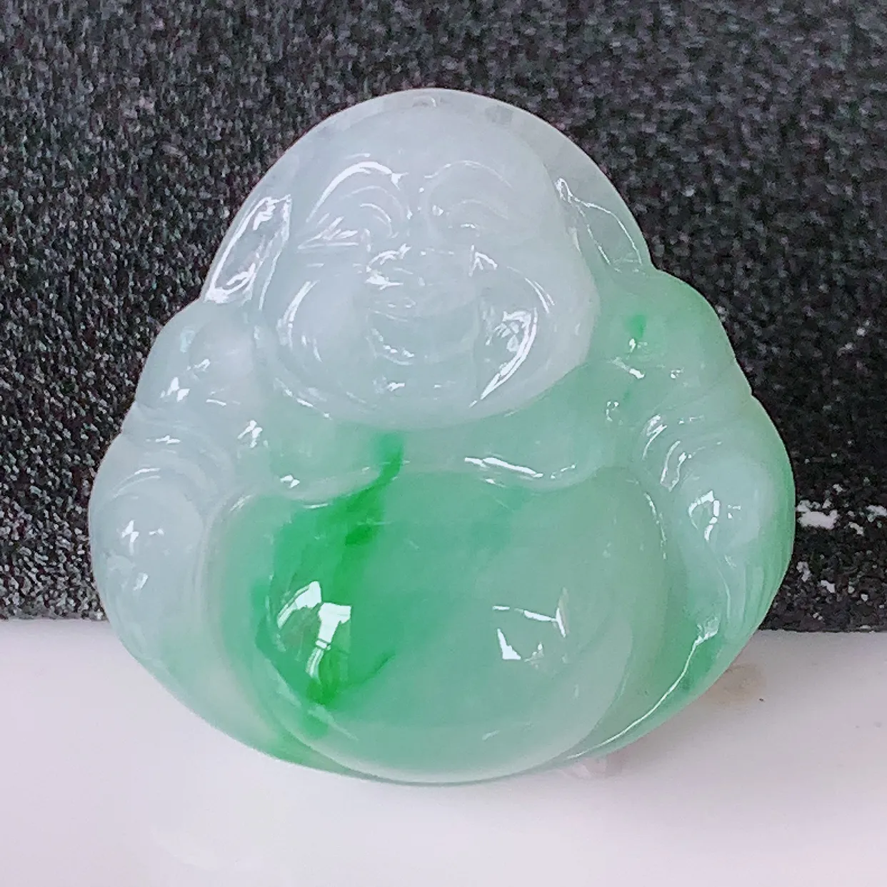 自然光实拍，冰飘绿翡翠佛公吊坠，玉笑佛，饱满，开脸喜庆，配戴优雅迷人！#47.24