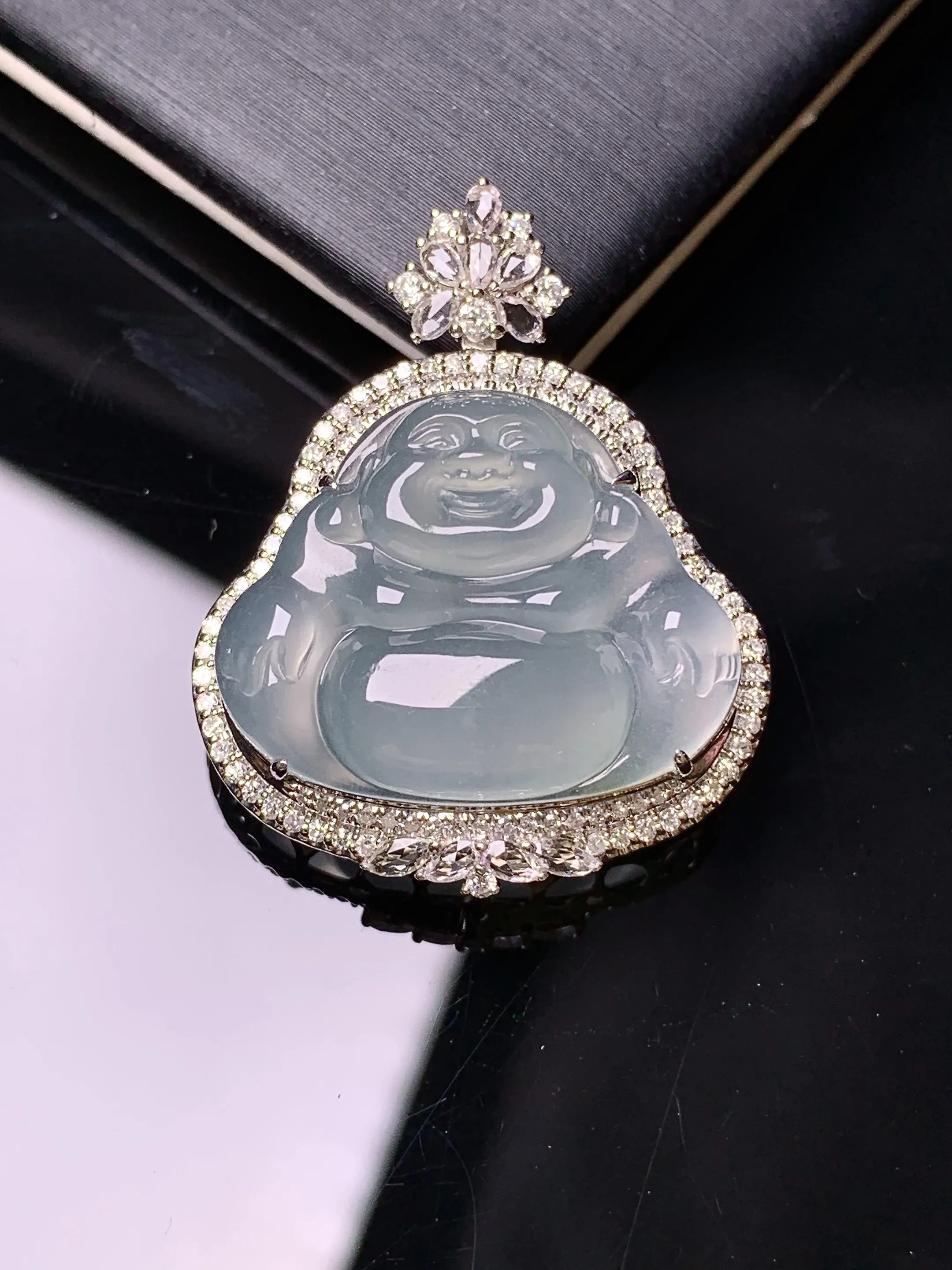 18k金钻镶嵌冰种佛公吊坠 玉质细腻 色泽清新艳丽 整体尺寸30.5*24.3*9.2