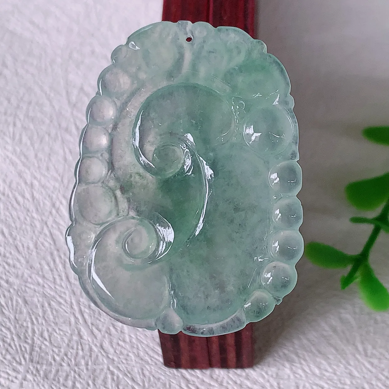 自然光实拍，冰种飘花翡翠如意吊坠，上身效果非常美，饱满大气，工艺美，万事如意，如意一生，#01.24