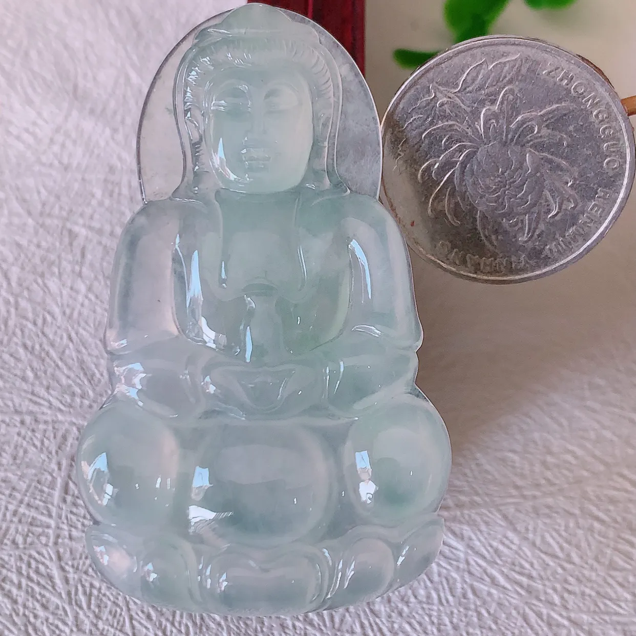 自然光实拍，冰种翡翠观音菩萨吊坠，净瓶观音，冰透亮泽，美观亮丽，观音面相端庄#60.26