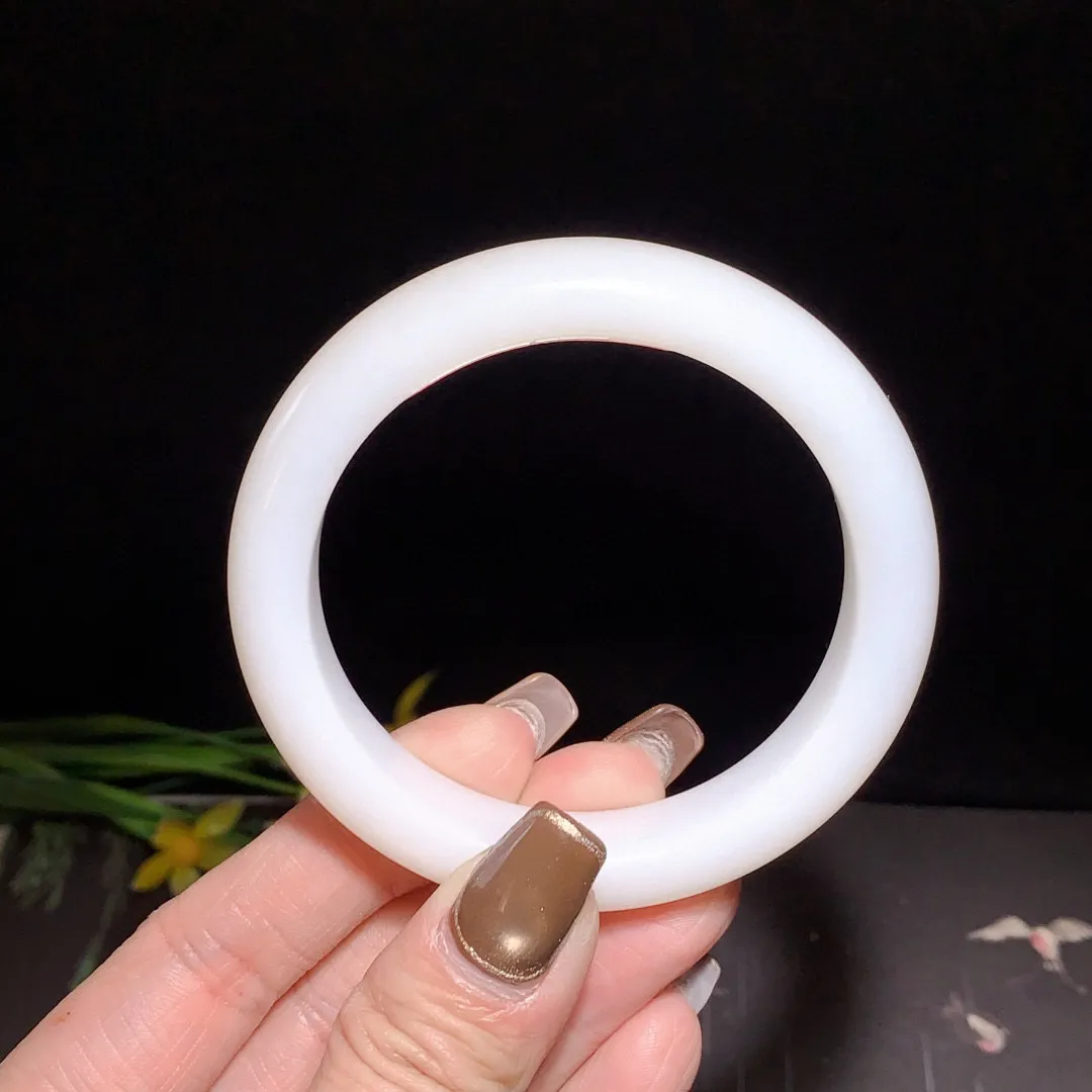 和田玉55.5圈口羊脂白手镯！玉质细腻油润 底色纯净 无裂无杂 脂粉好，品质高