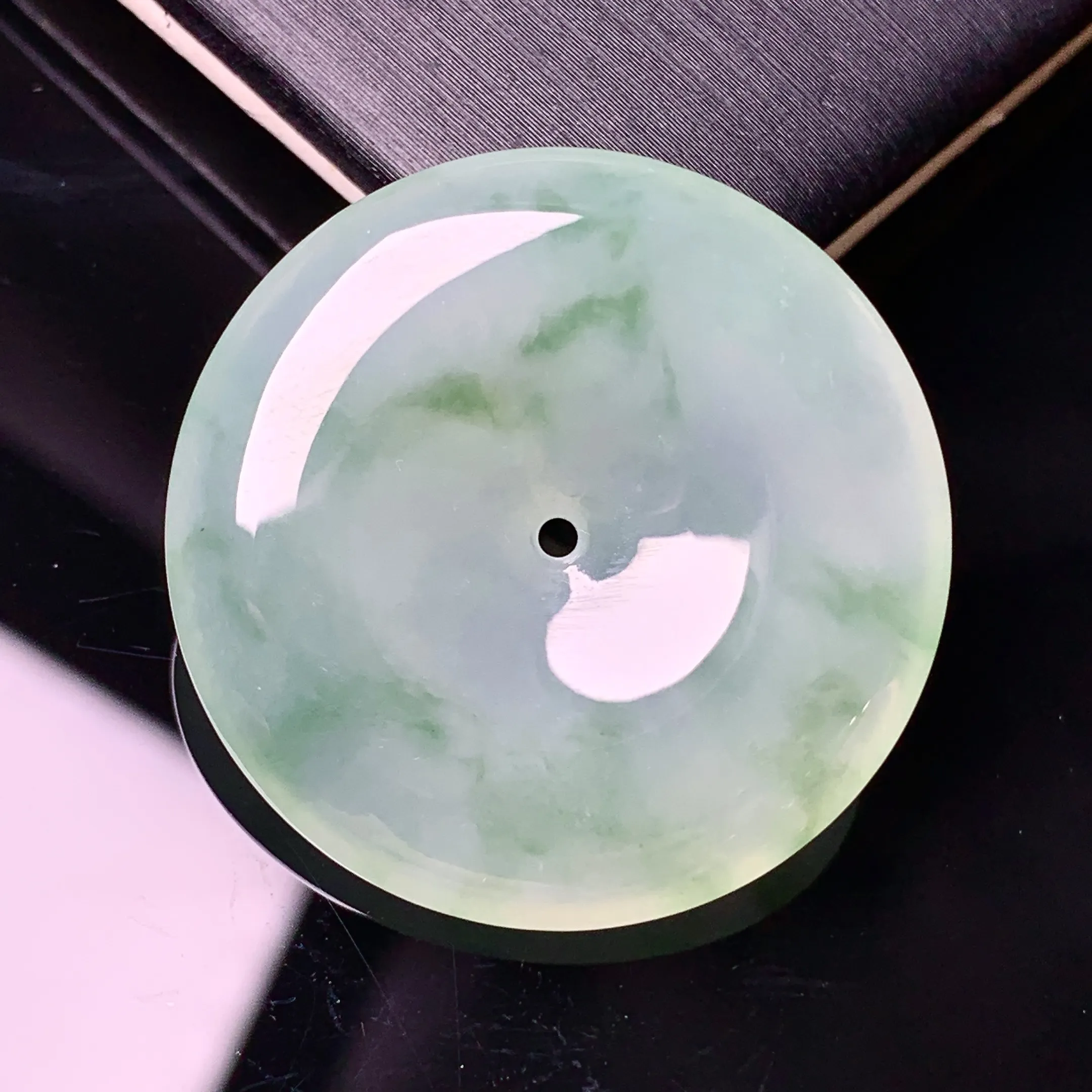 冰种飘绿平安扣吊坠 玉质细腻 色泽清新艳丽 整体尺寸28.7*5.6