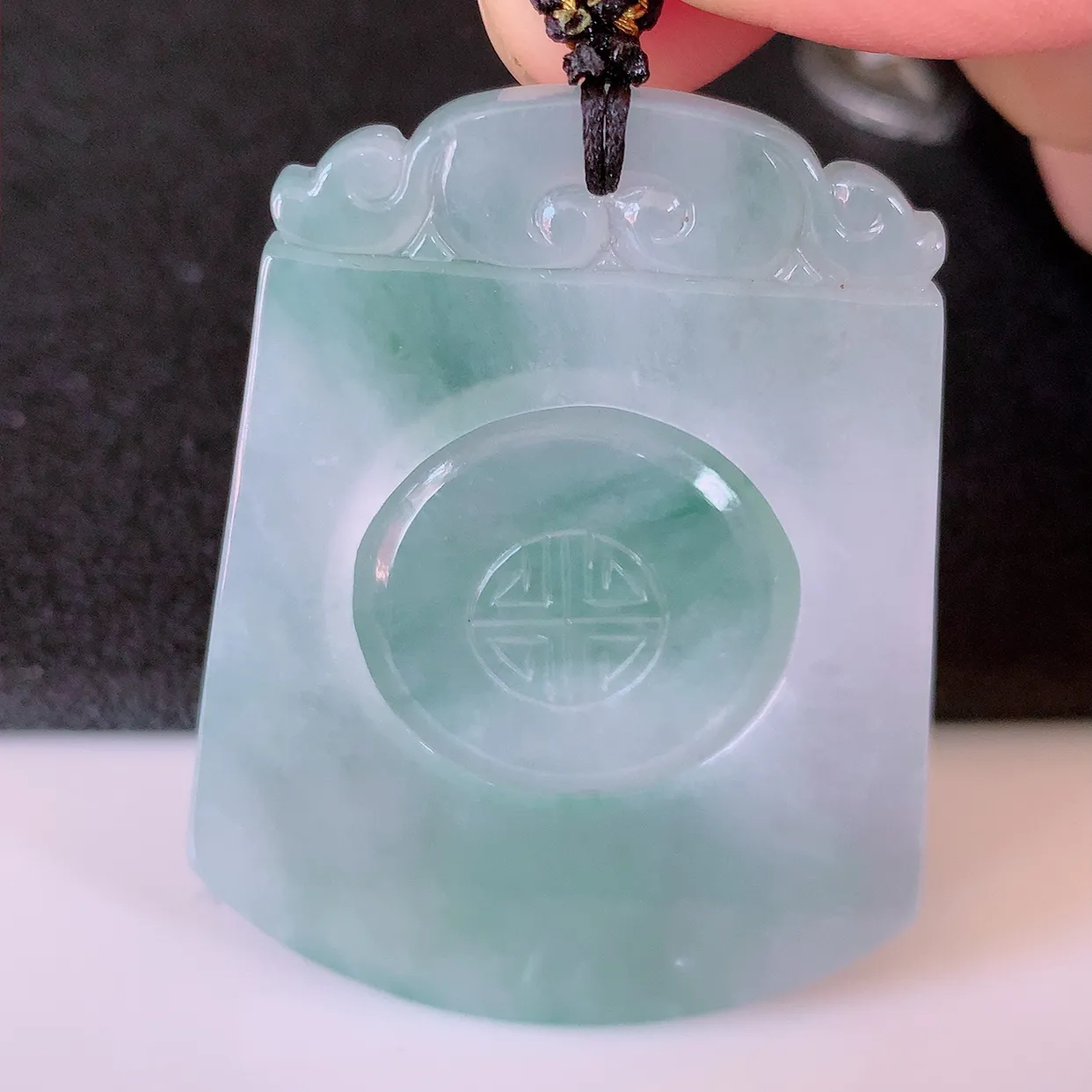 自然光实拍，冰润飘花翡翠时来运转吊坠，翠色灵动，佩戴效果时尚出众，尽显气质，玉质细腻，美感十足。#0