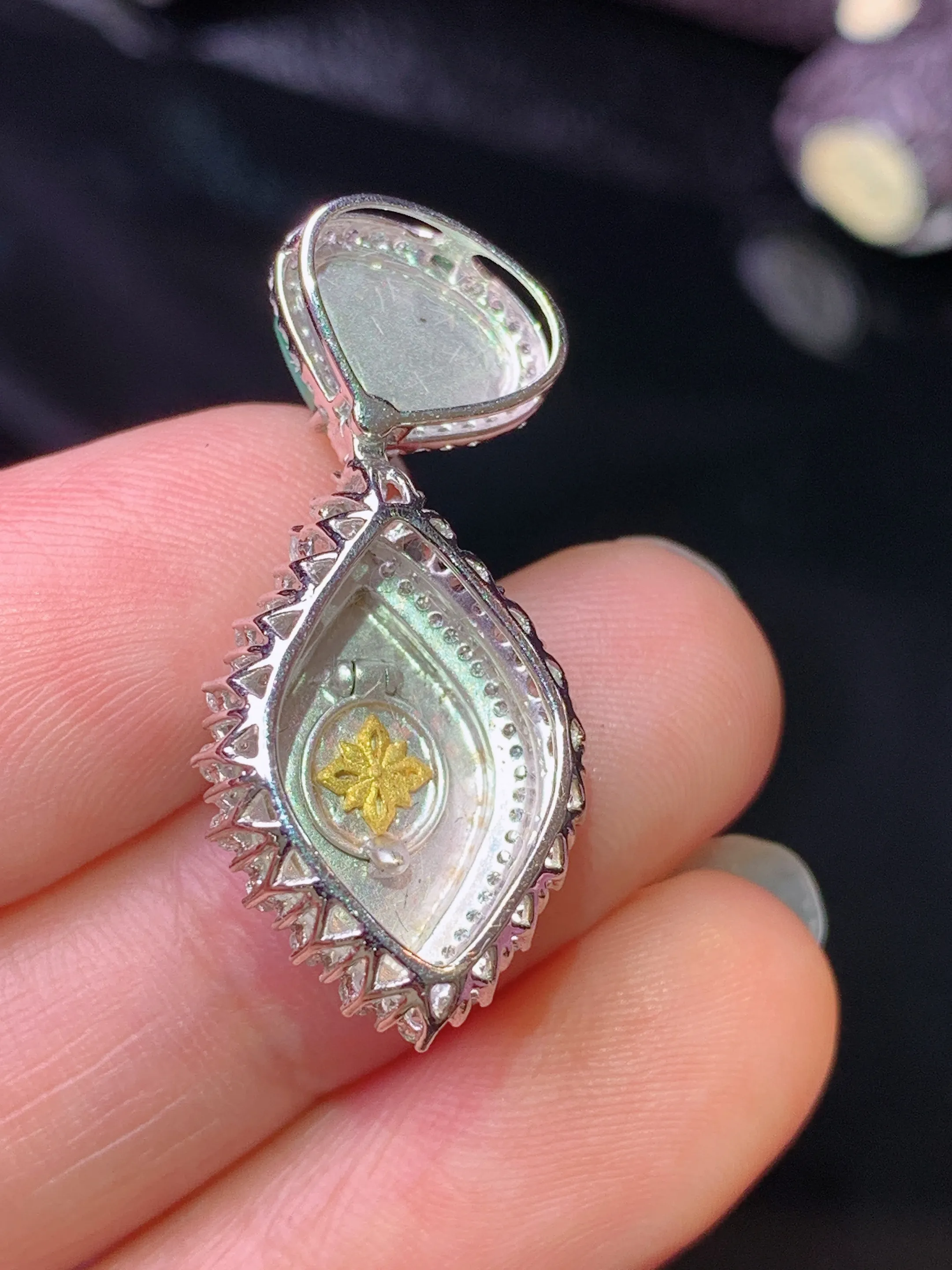 18k金钻镶嵌满绿随形吊坠 玉质细腻 色泽清新艳丽 整体尺寸30.3*14*8.5