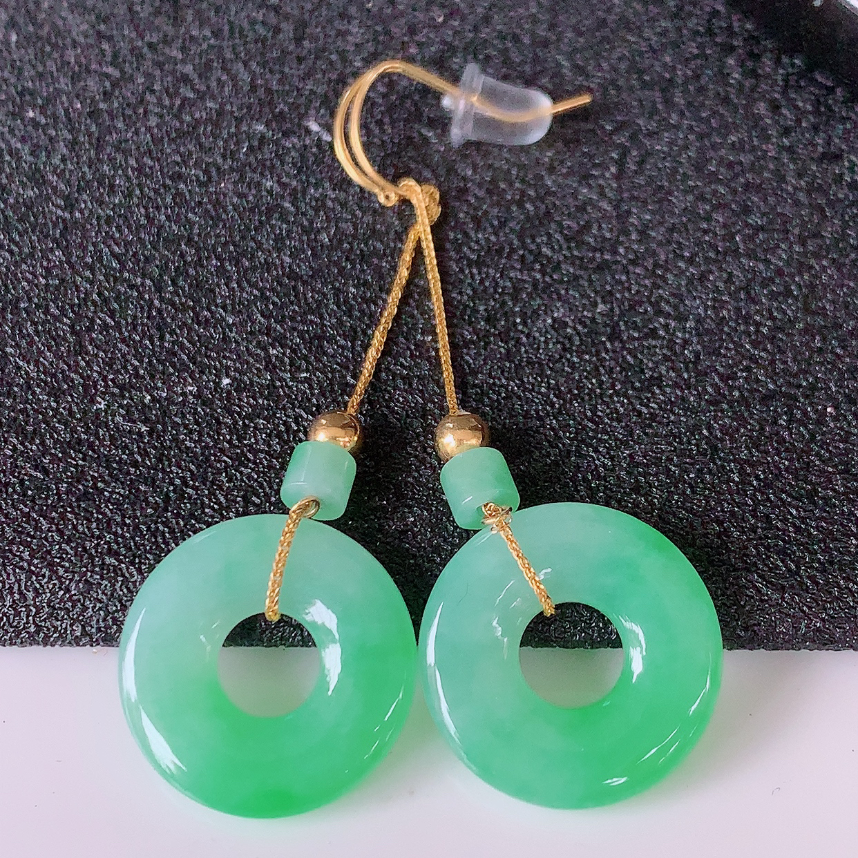 18k金镶嵌冰飘绿翡翠平安扣耳坠，沁人心脾，耳坠佩戴效果大气出众，尽显气质。种水好，胶感足，颜相当漂亮，高性价比，值得入手品鉴！#41.24整体49裸石15-2.8