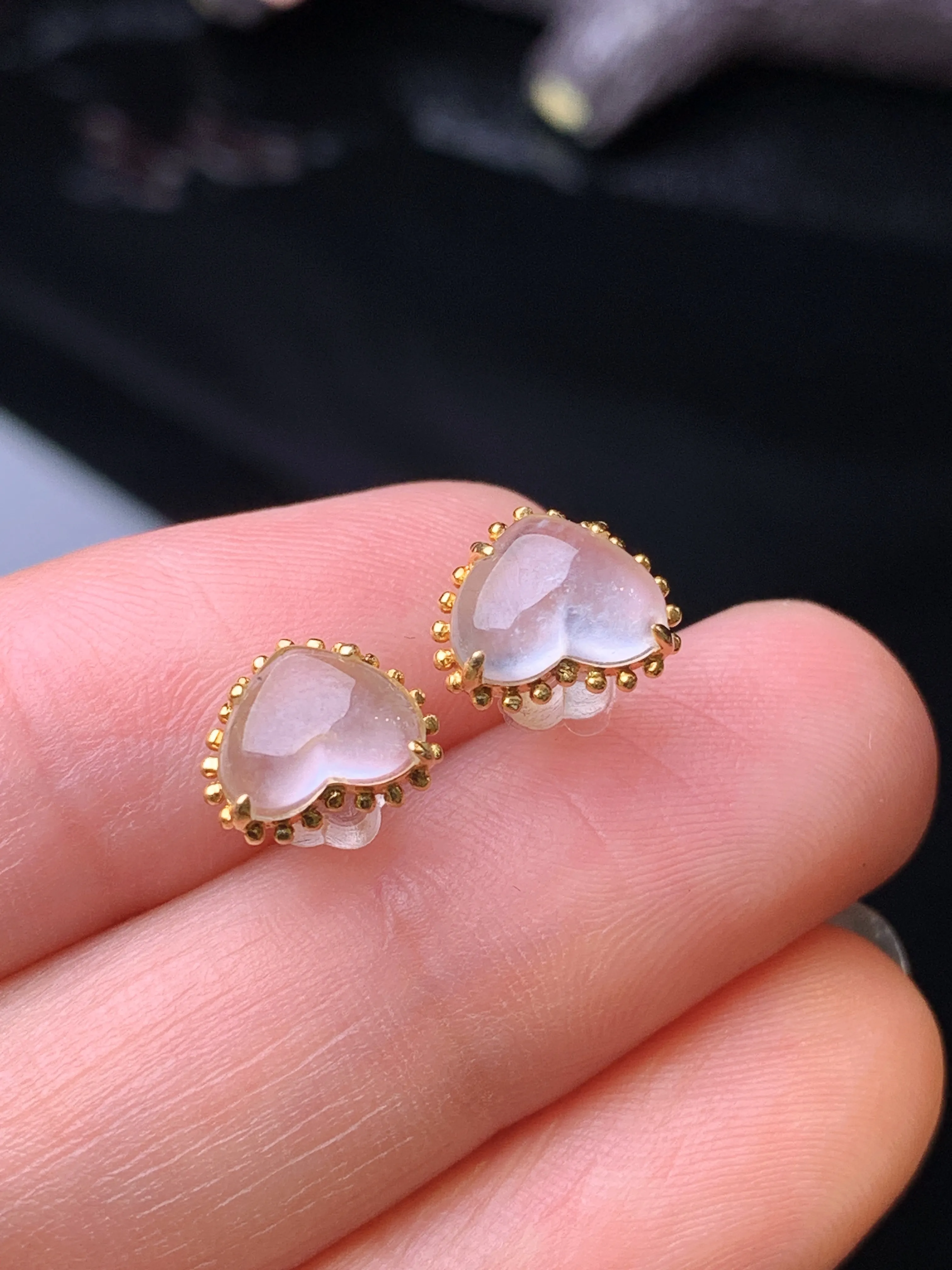 18k金钻镶嵌冰种心形耳钉 玉质细腻 色泽清新艳丽 整体尺寸7*8.7*3.5