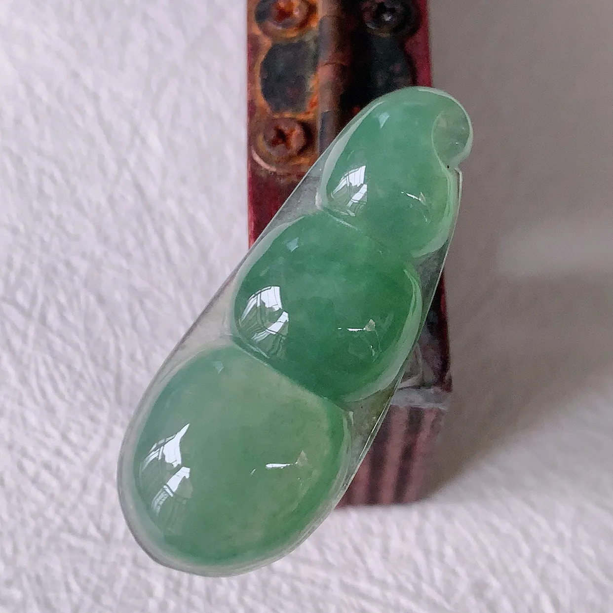 自然光实拍，冰种满绿翡翠四季豆吊坠，平安豆福豆玉坠，冰润通透，豆粒饱满，寓意：豆蔻年华！#57.24