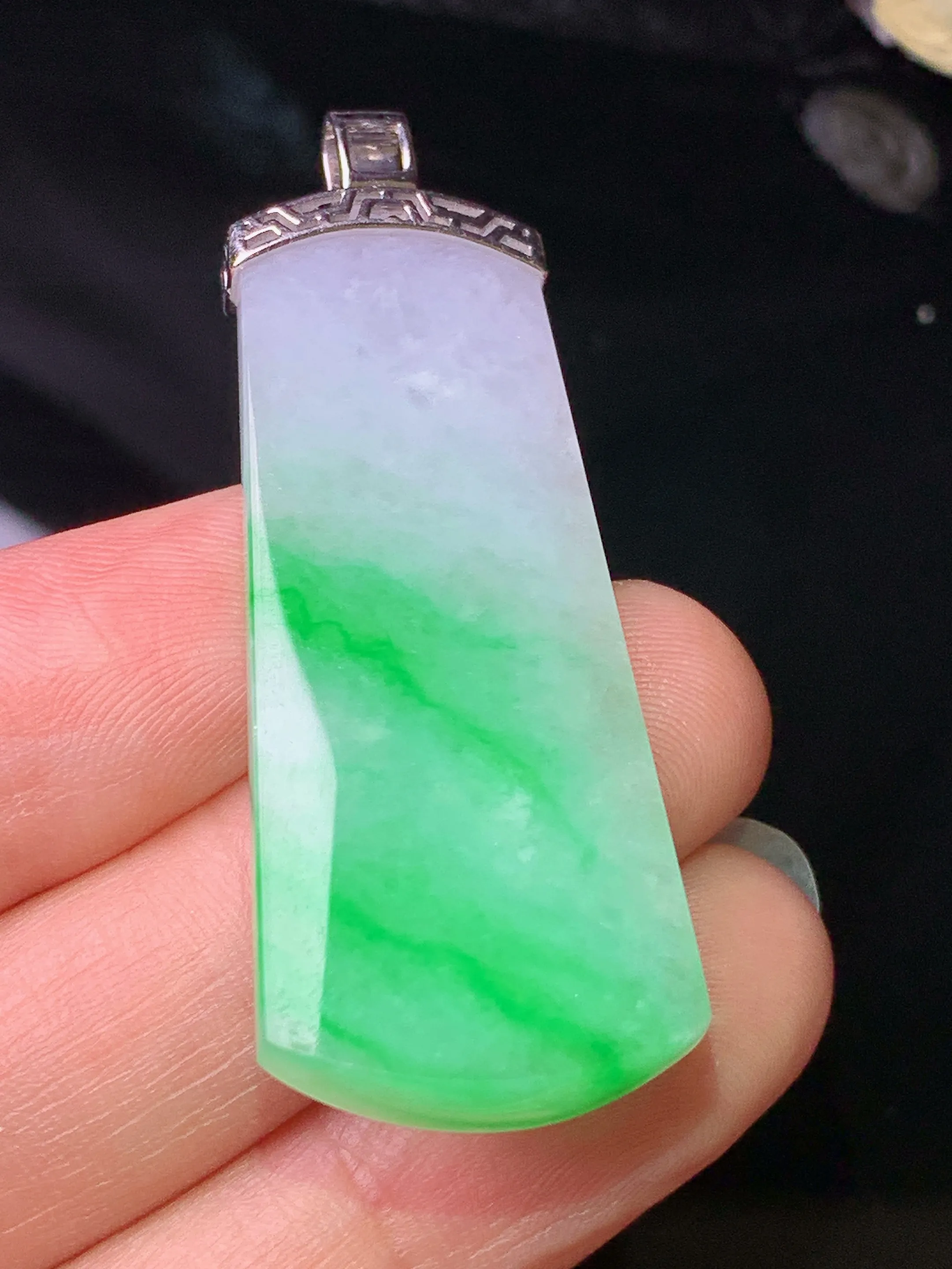 18k金镶嵌飘绿无事牌吊坠 玉质细腻 色泽清新艳丽 整体尺寸49.8*17.8*5