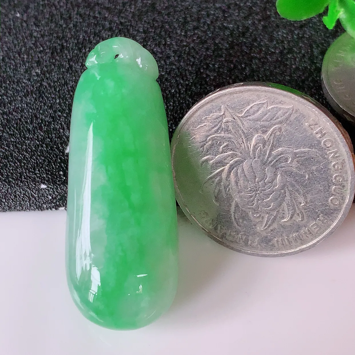 自然光实拍，冰润飘绿翡翠福瓜吊坠，寓意“呱呱来财，福气满满”，冰润且起胶感，佩戴效果优雅迷人！#47.24