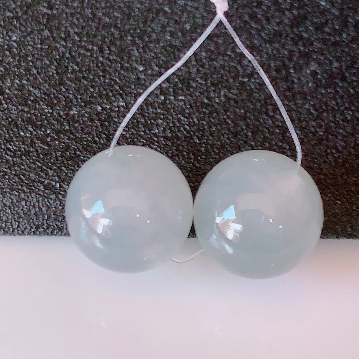 自然光实拍，冰种翡翠一对路路通、转运珠吊坠，寓意“时来运转，财源滚滚” 寓意佳，荧光灼灼，转运珠佩戴时尚优雅！#49.26尺寸11.8