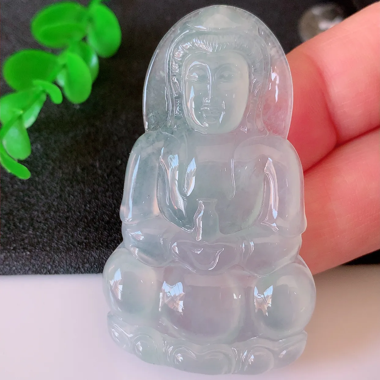 自然光实拍，冰种翡翠正装观音菩萨吊坠，赐福观音，种水上乘，晶莹剔透，起强玻璃光泽。慈祥端庄！#60.