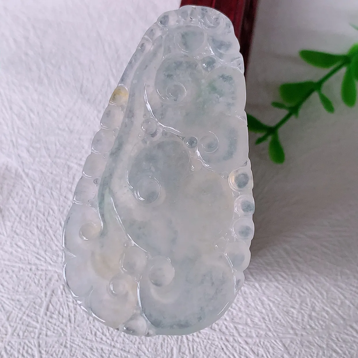 自然光实拍，冰种黄翡翡翠如意吊坠，上身效果非常美，饱满大气，工艺美，万事如意，如意一生，#46.24