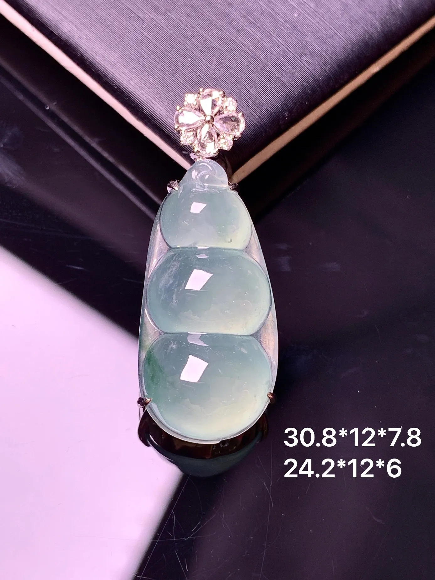 18k金钻镶嵌冰种四季豆吊坠 玉质细腻 色泽清新艳丽 整体尺寸30.8*12*7.8