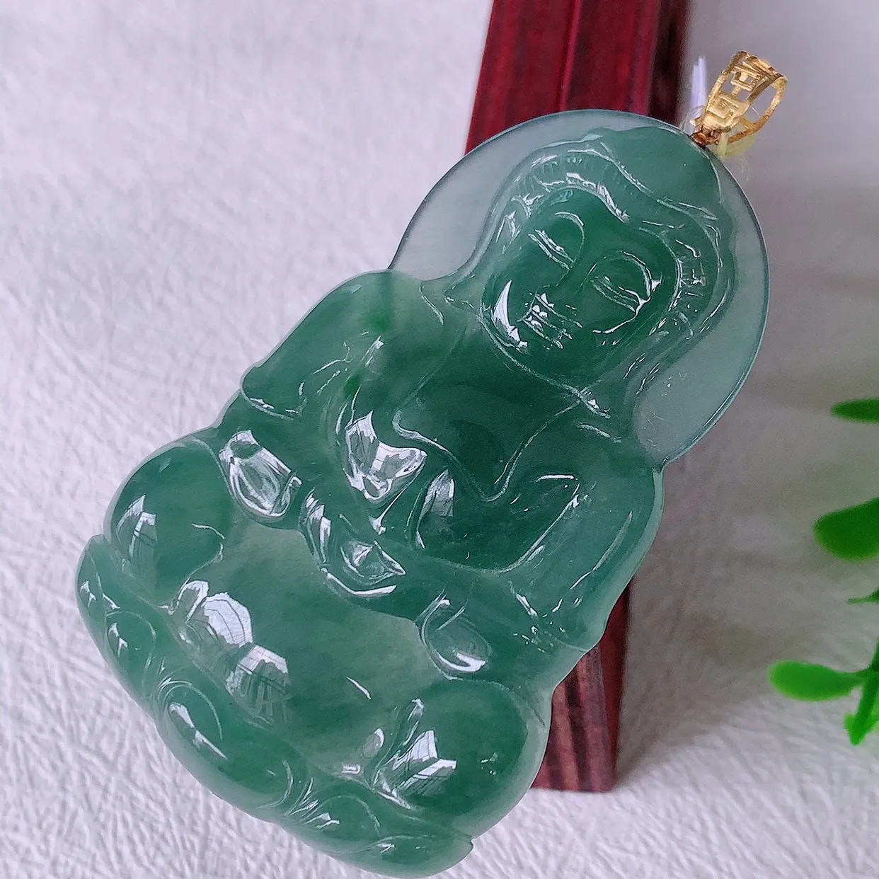 18K金镶嵌冰种满色翡翠观音菩萨吊坠，赐福翡翠观音，观音面相端庄，品相佳，佩戴气质！#35.24