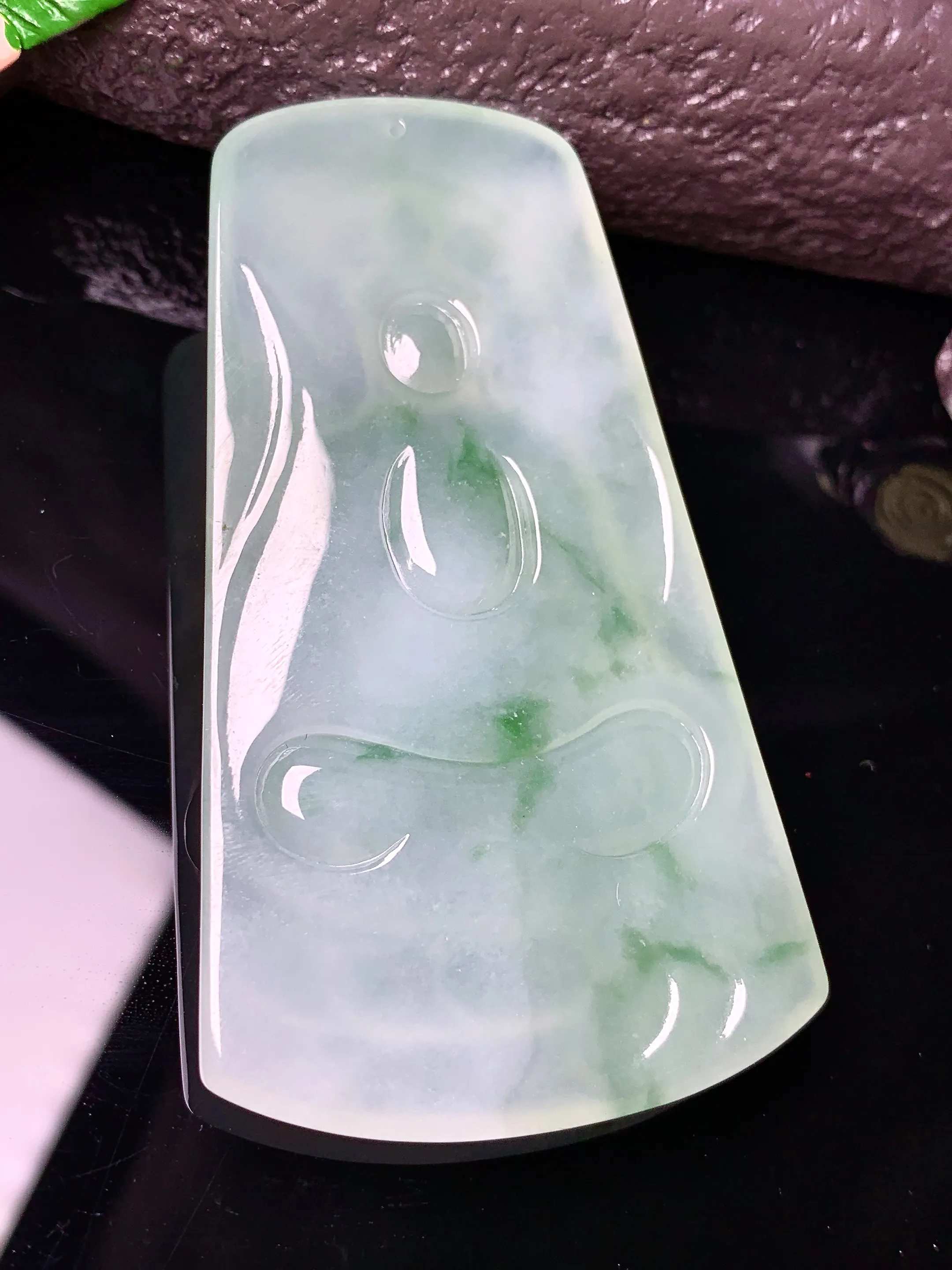 冰种飘绿观音吊坠 玉质细腻 色泽清新艳丽 整体尺寸66.2*37.6*5.6