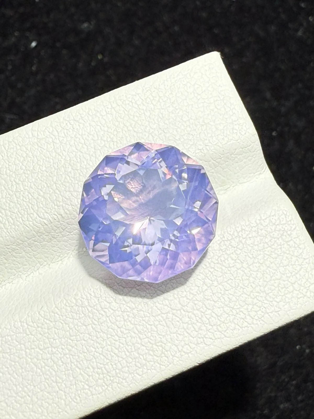 【高端珠宝】天然极美浪漫薰衣草紫晶裸石
重量: 10.16ct  规格: 13.7*13.7*9.8毫米
精湛切工，满身火彩
台面大，实物更美，可以代镶嵌设计。